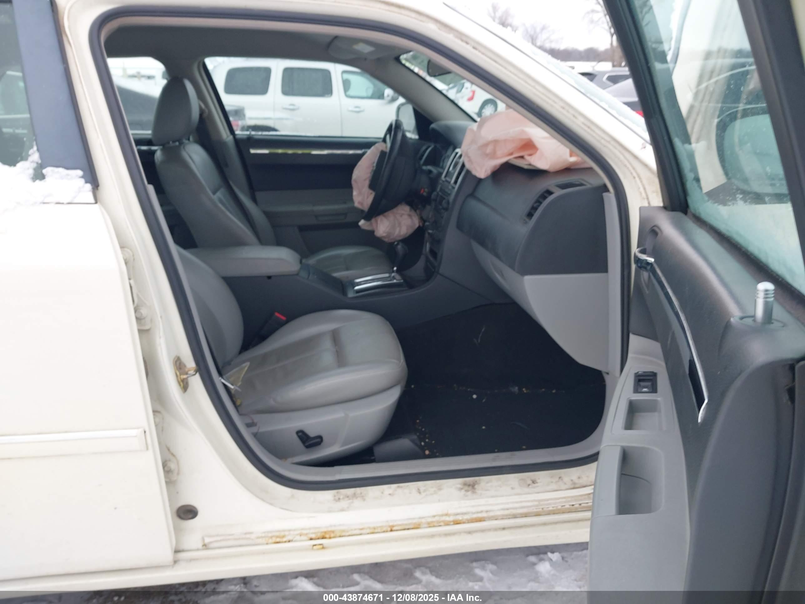 CHRYSLER 300 image 5