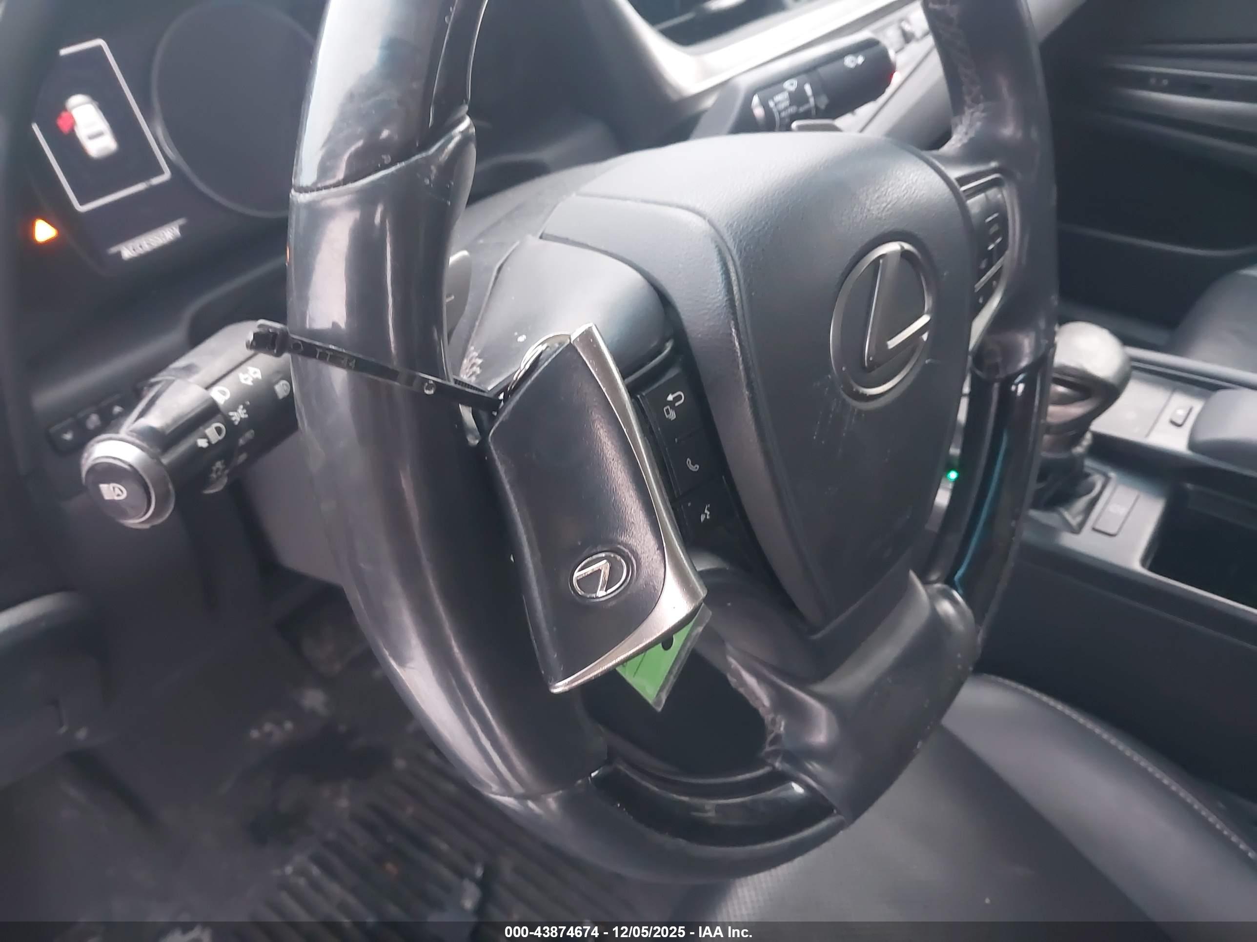LEXUS ES image 11
