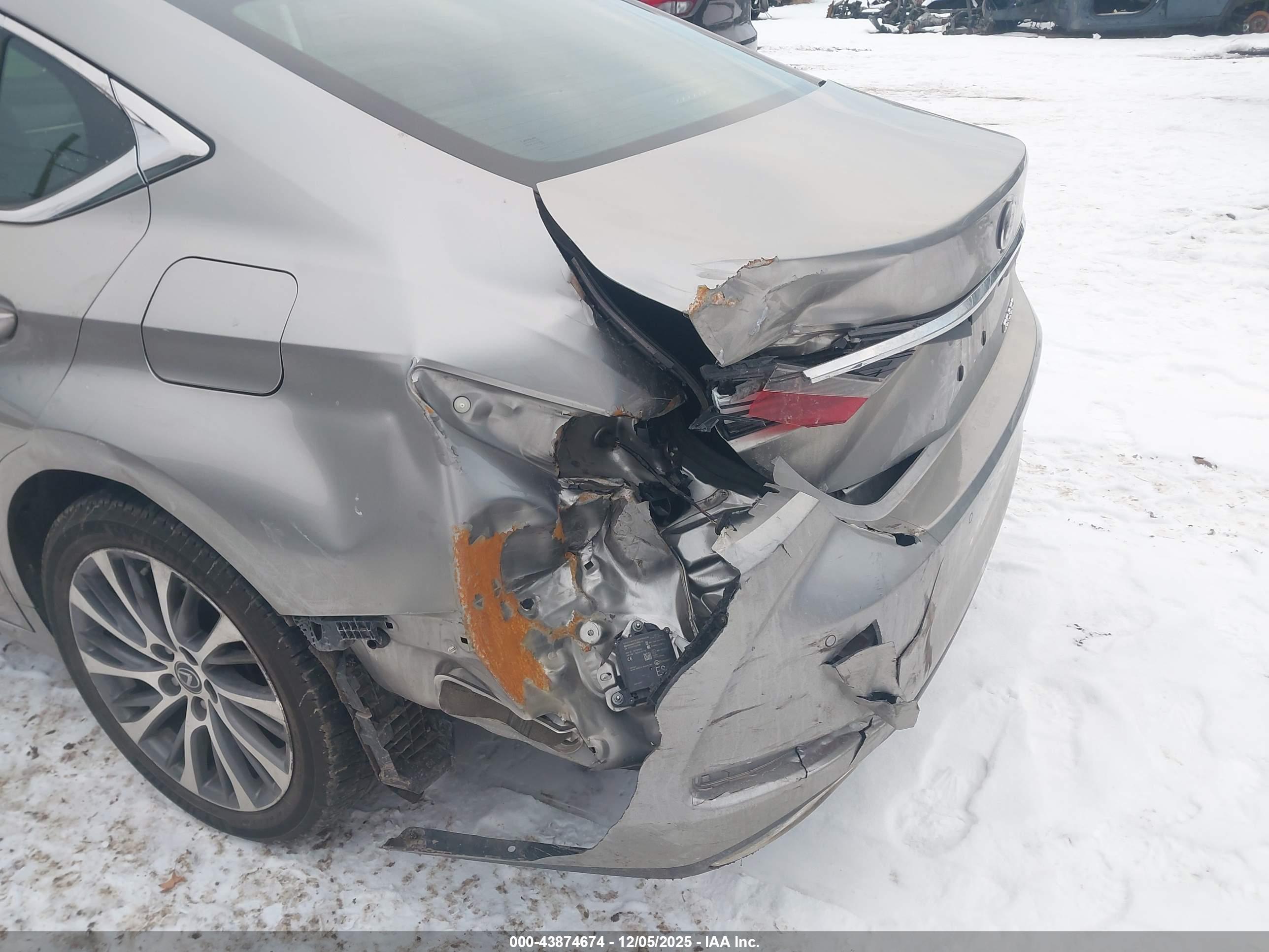 LEXUS ES image 6