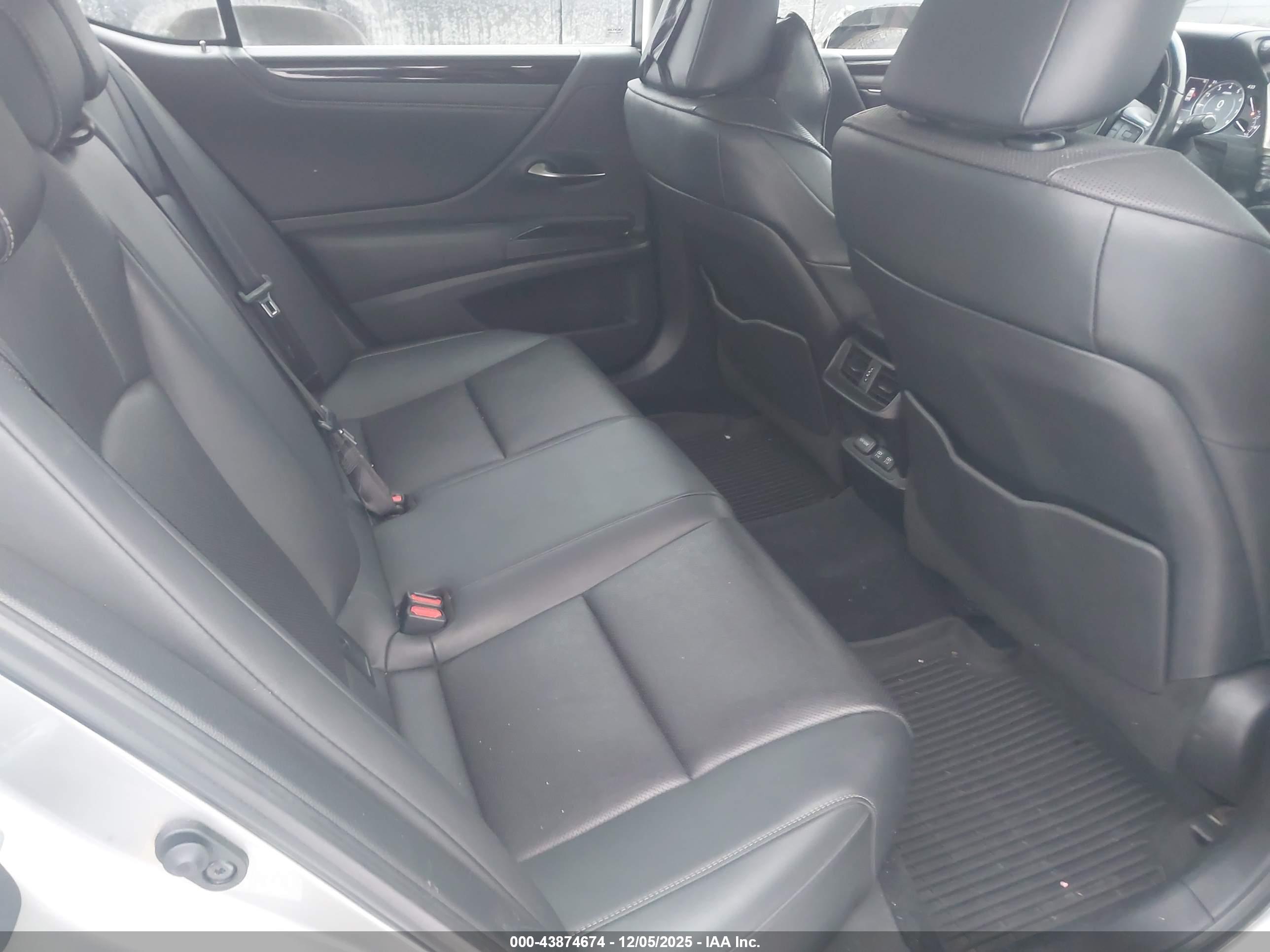 LEXUS ES image 8