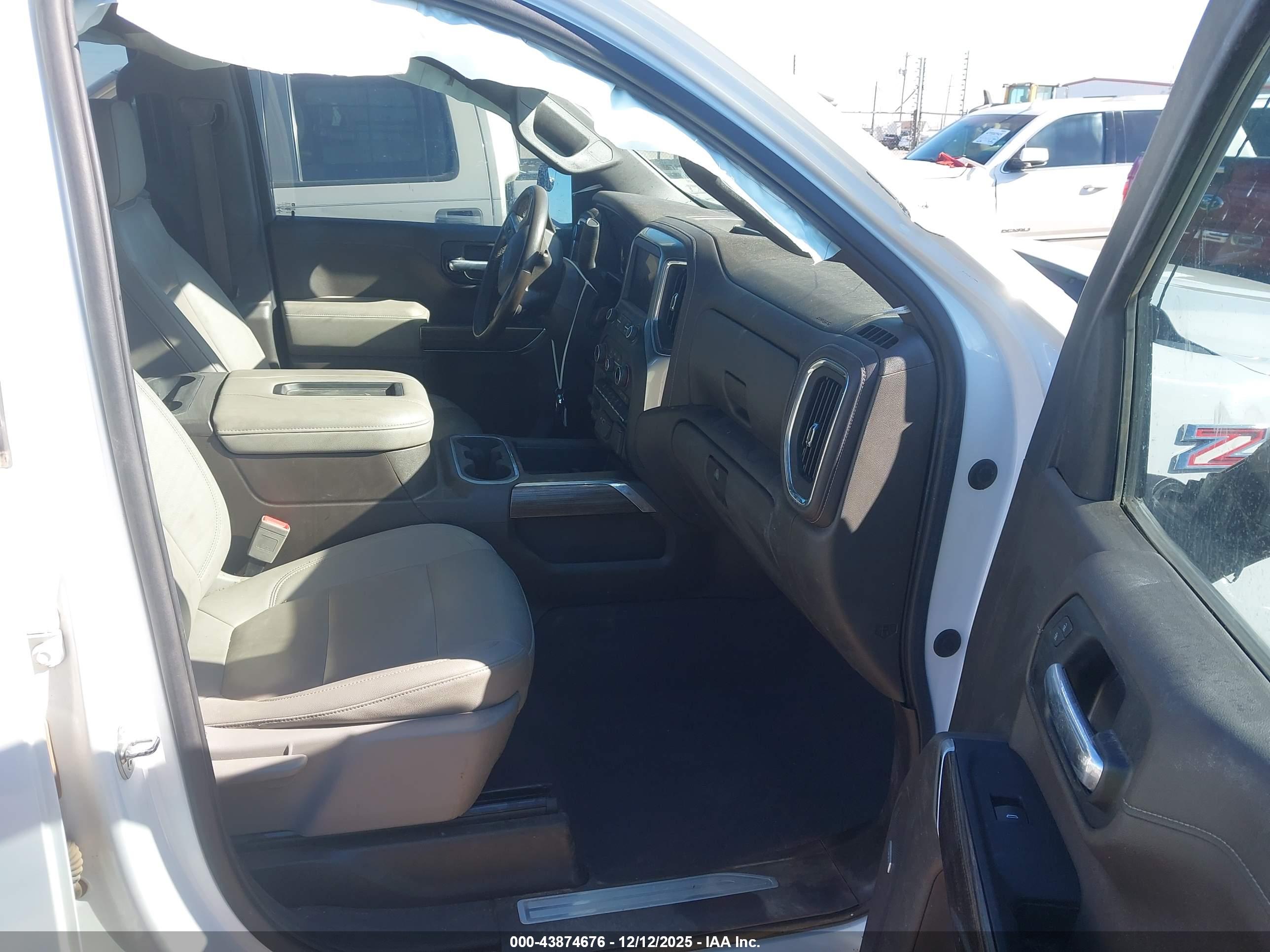 CHEVROLET SILVERADO image 5