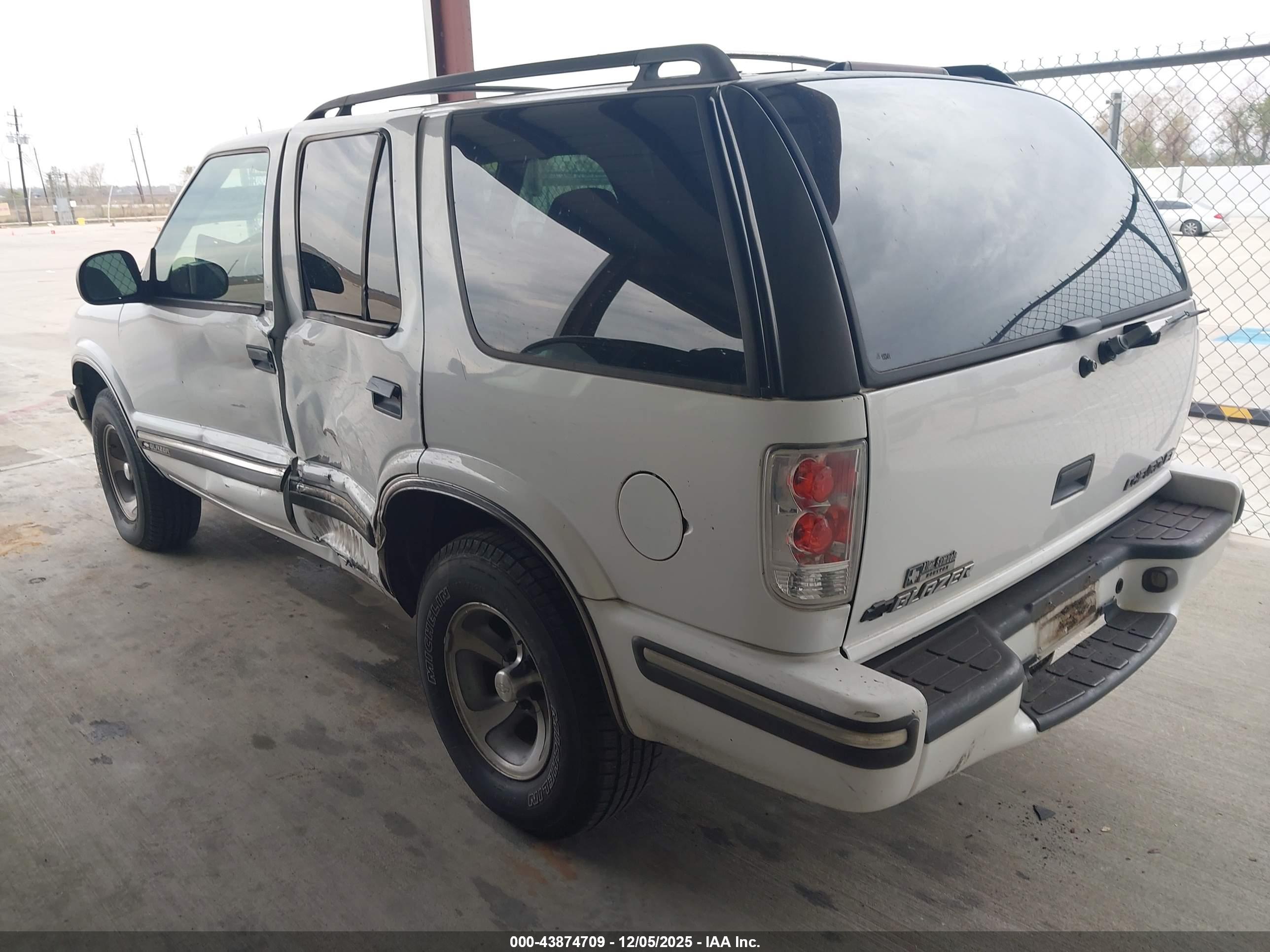 CHEVROLET BLAZER image 3