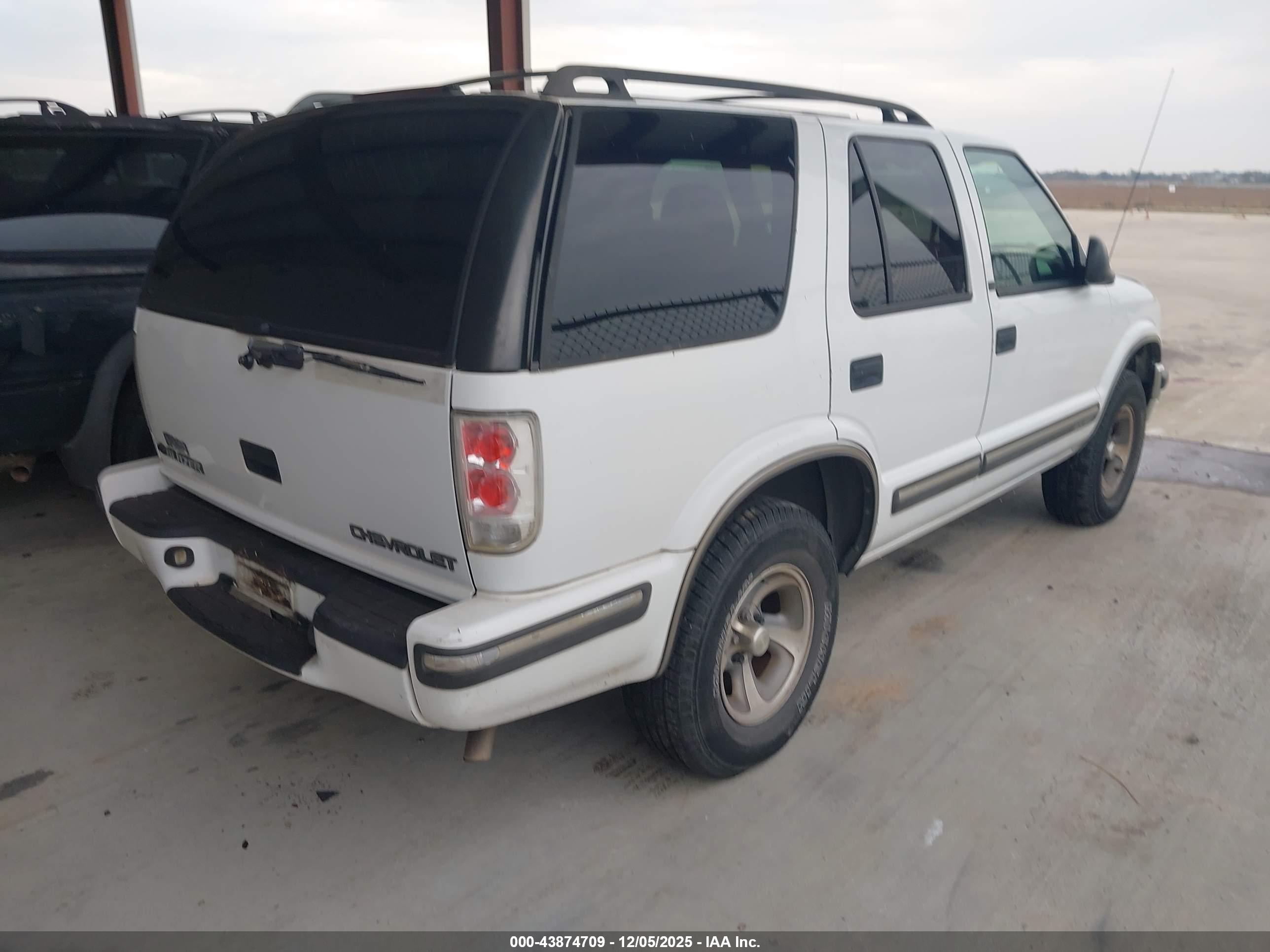 CHEVROLET BLAZER image 4