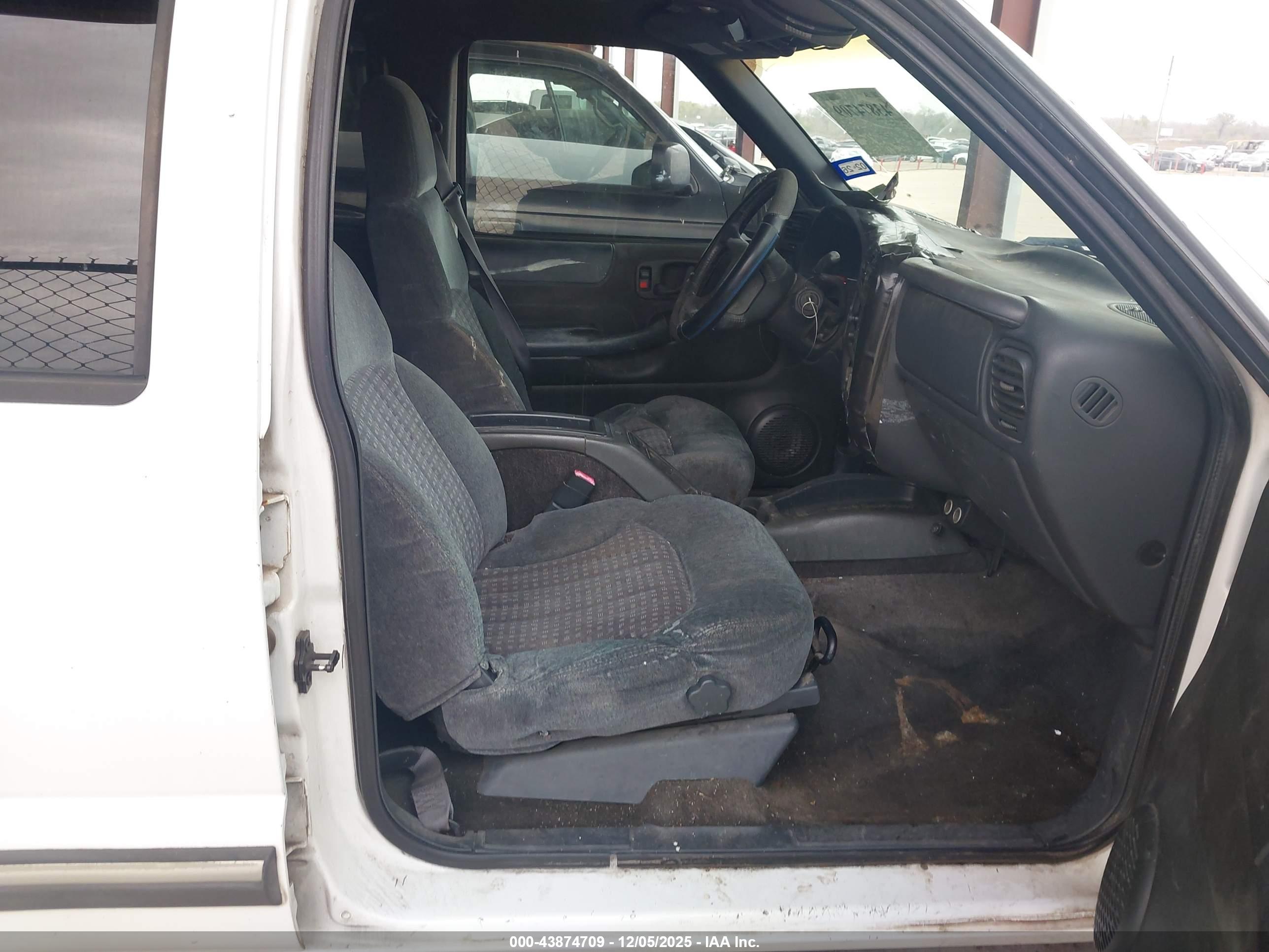CHEVROLET BLAZER image 5