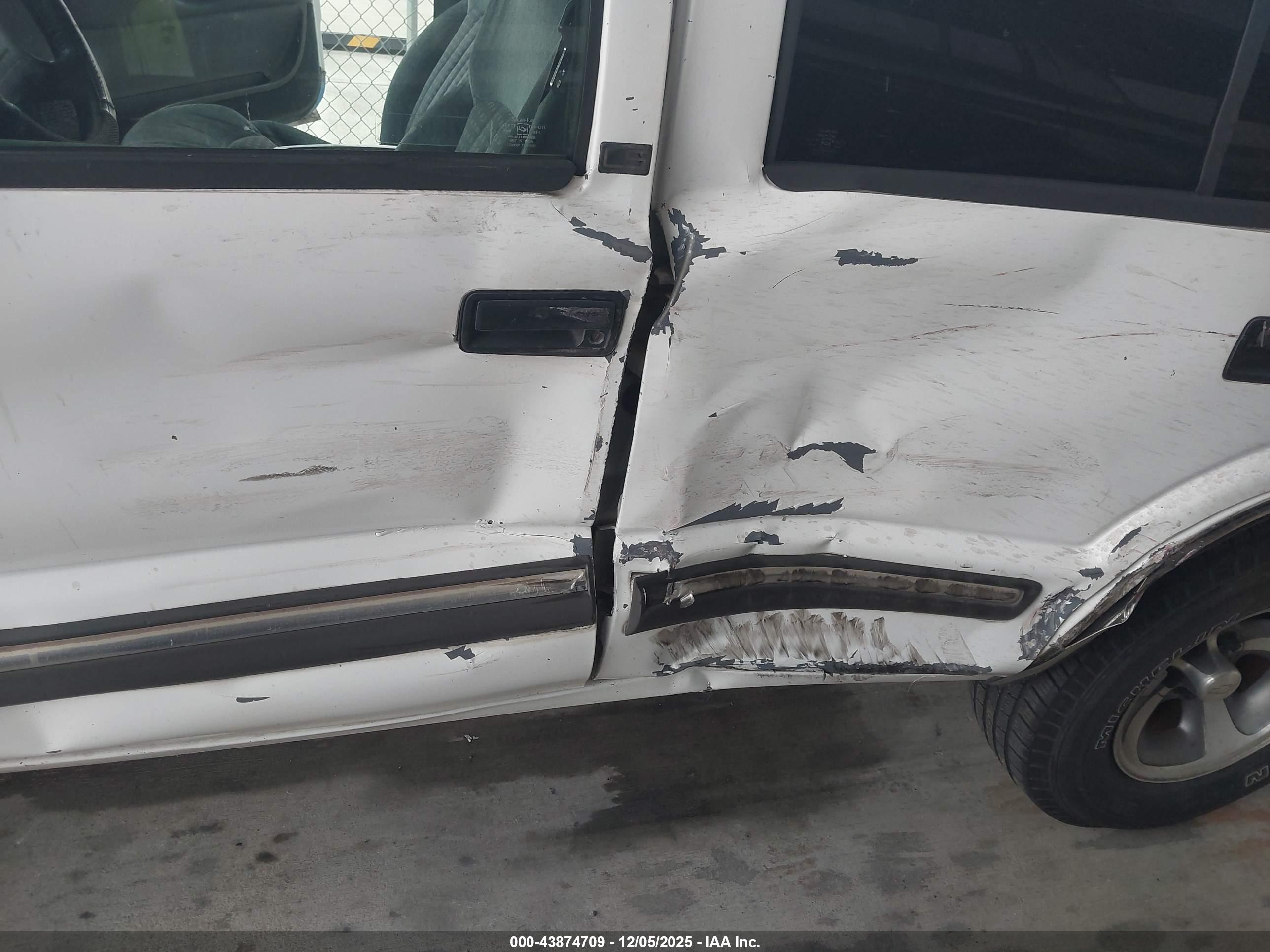 CHEVROLET BLAZER image 6