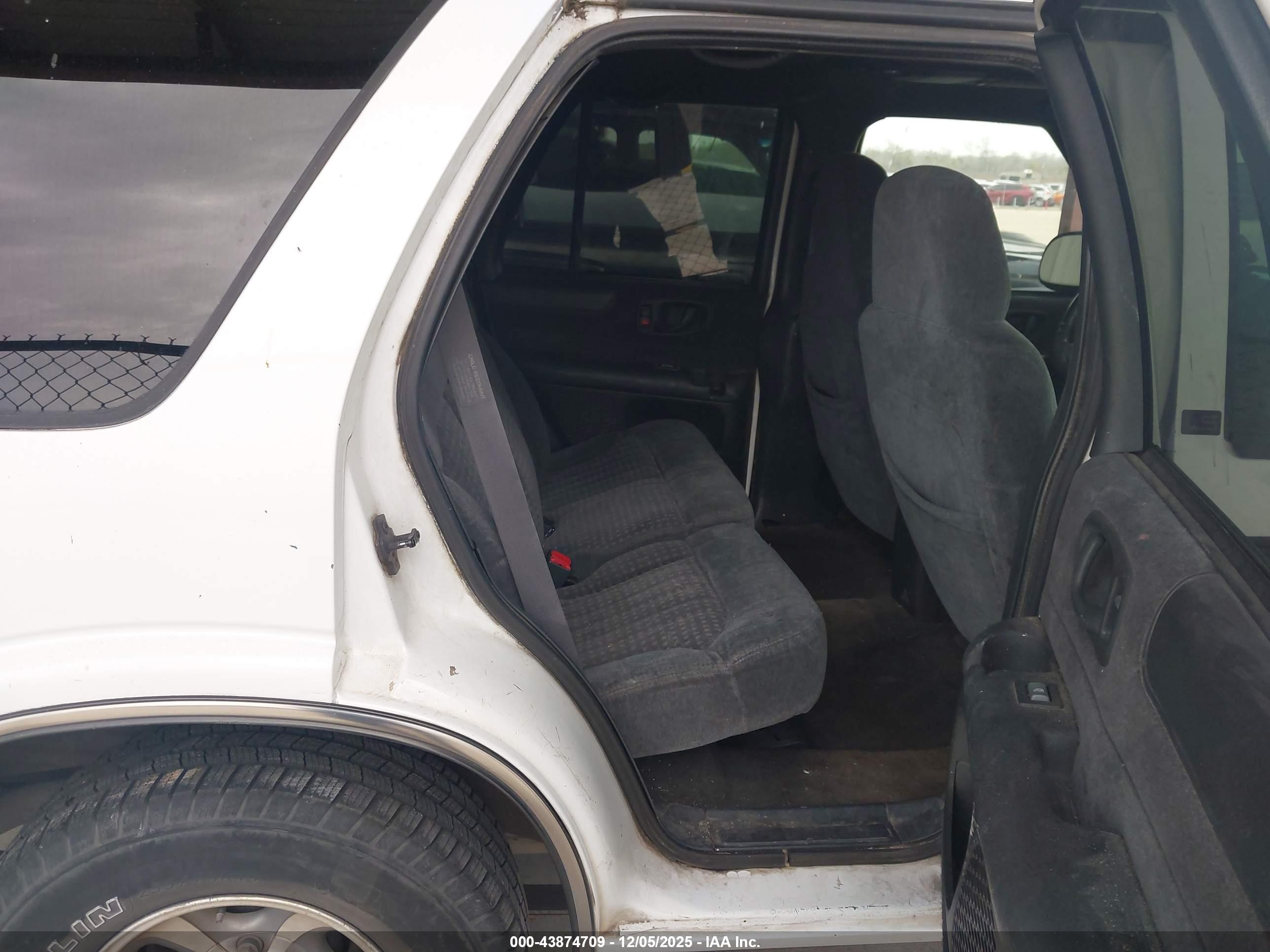 CHEVROLET BLAZER image 8