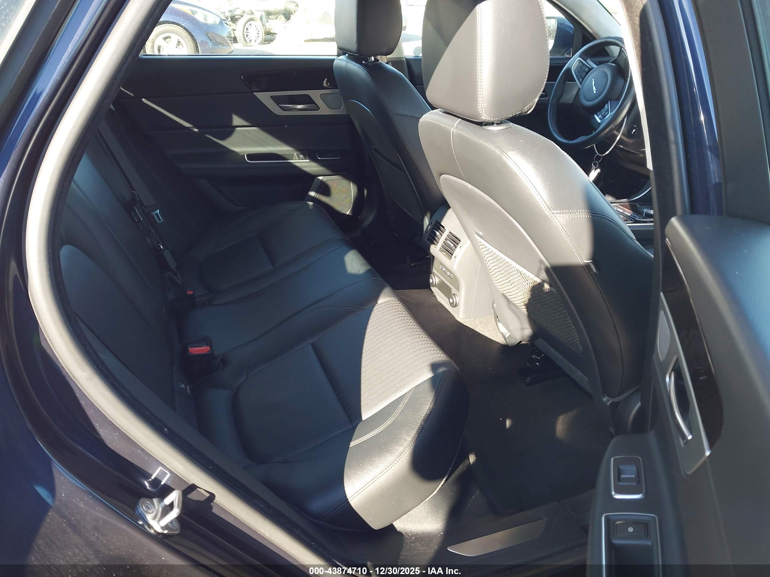 JAGUAR XF image 8