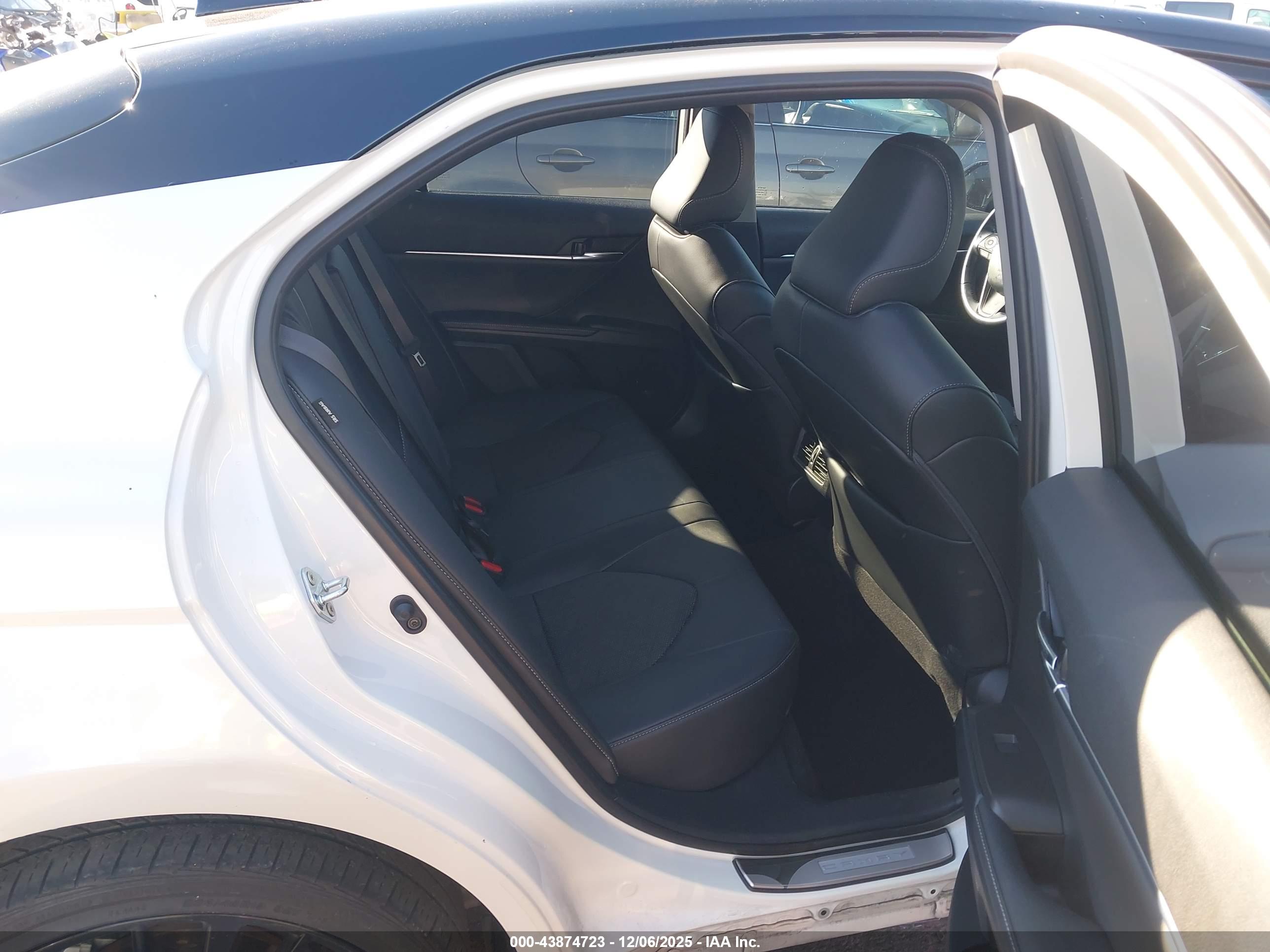 TOYOTA CAMRY image 8