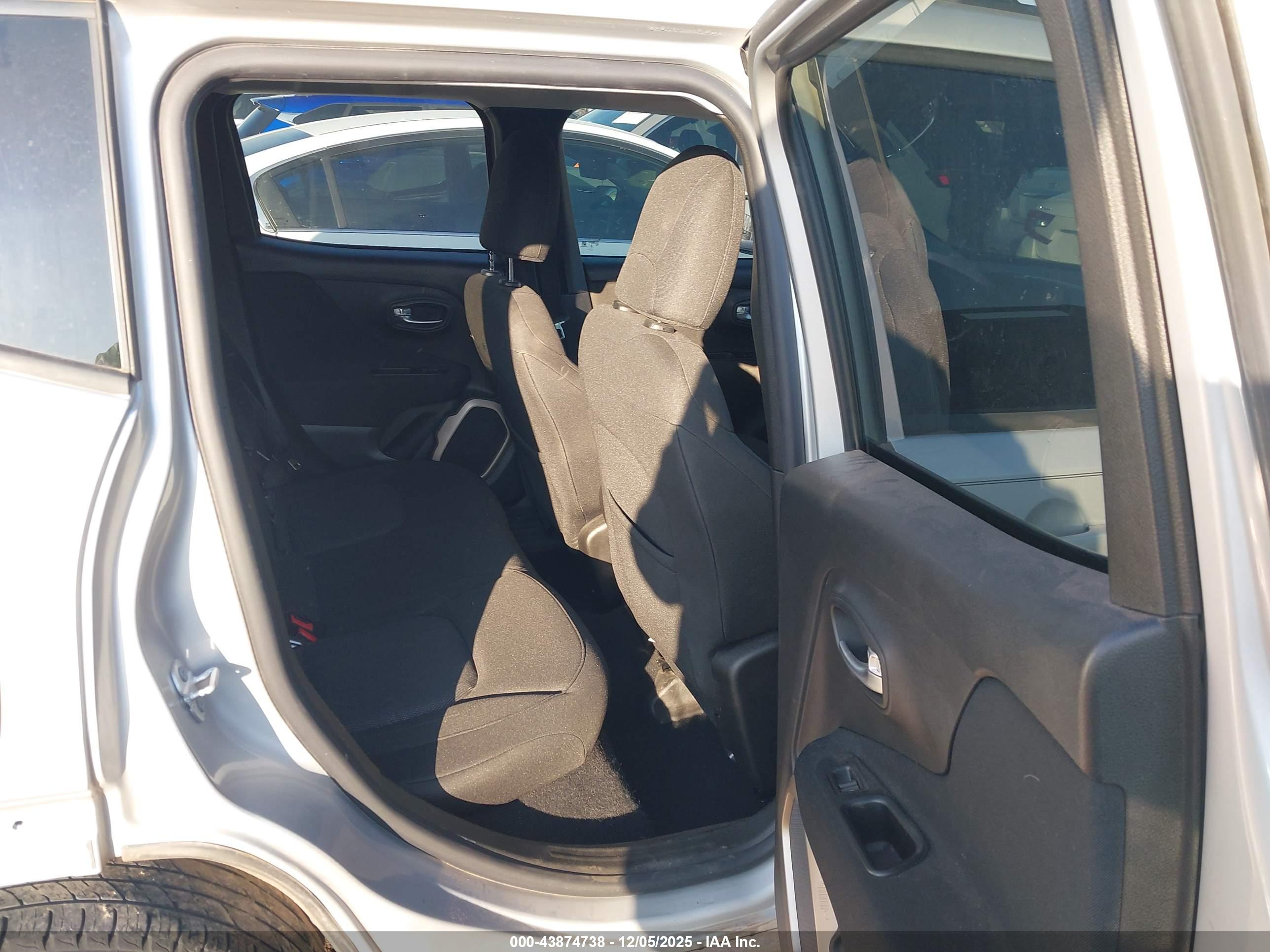 JEEP RENEGADE image 8