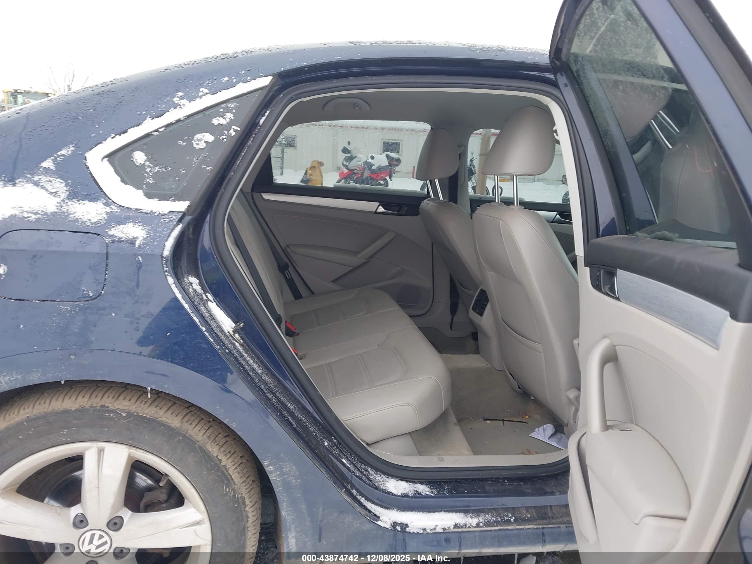 VOLKSWAGEN PASSAT image 8