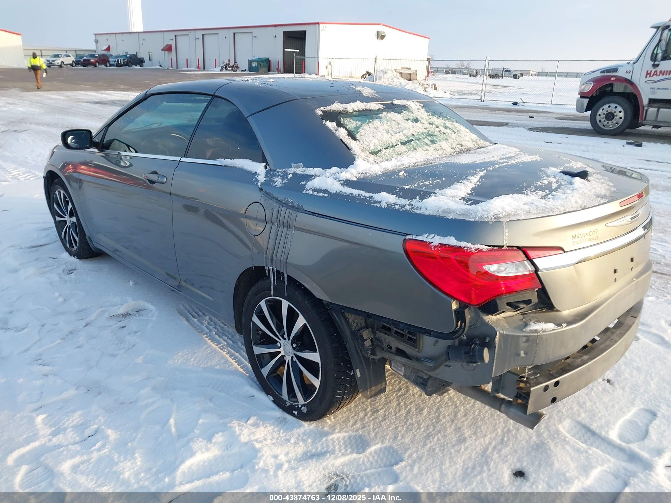 CHRYSLER 200 image 3