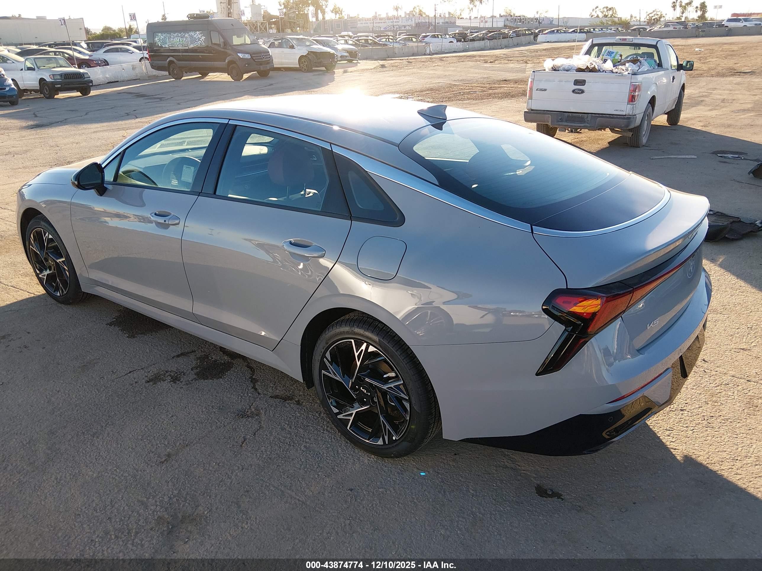 KIA K5 image 3