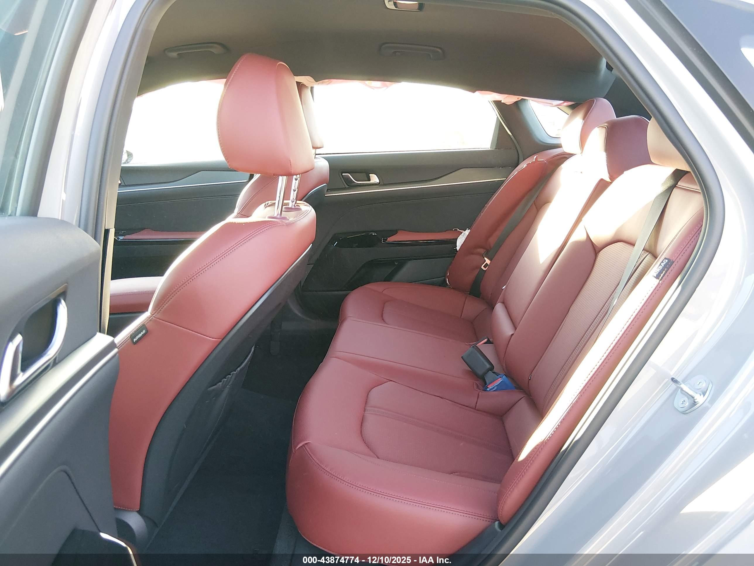 KIA K5 image 8