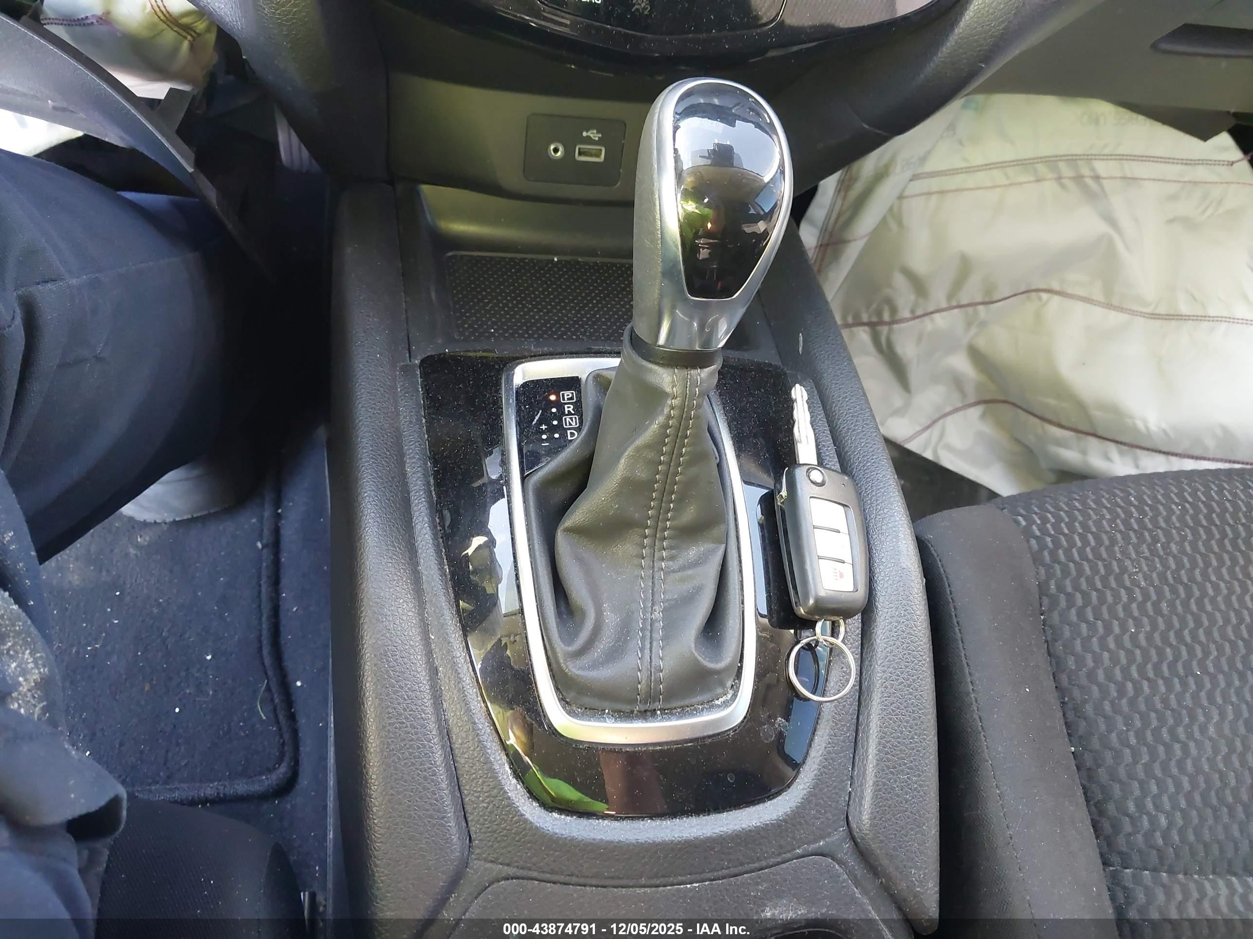 NISSAN ROGUE image 11