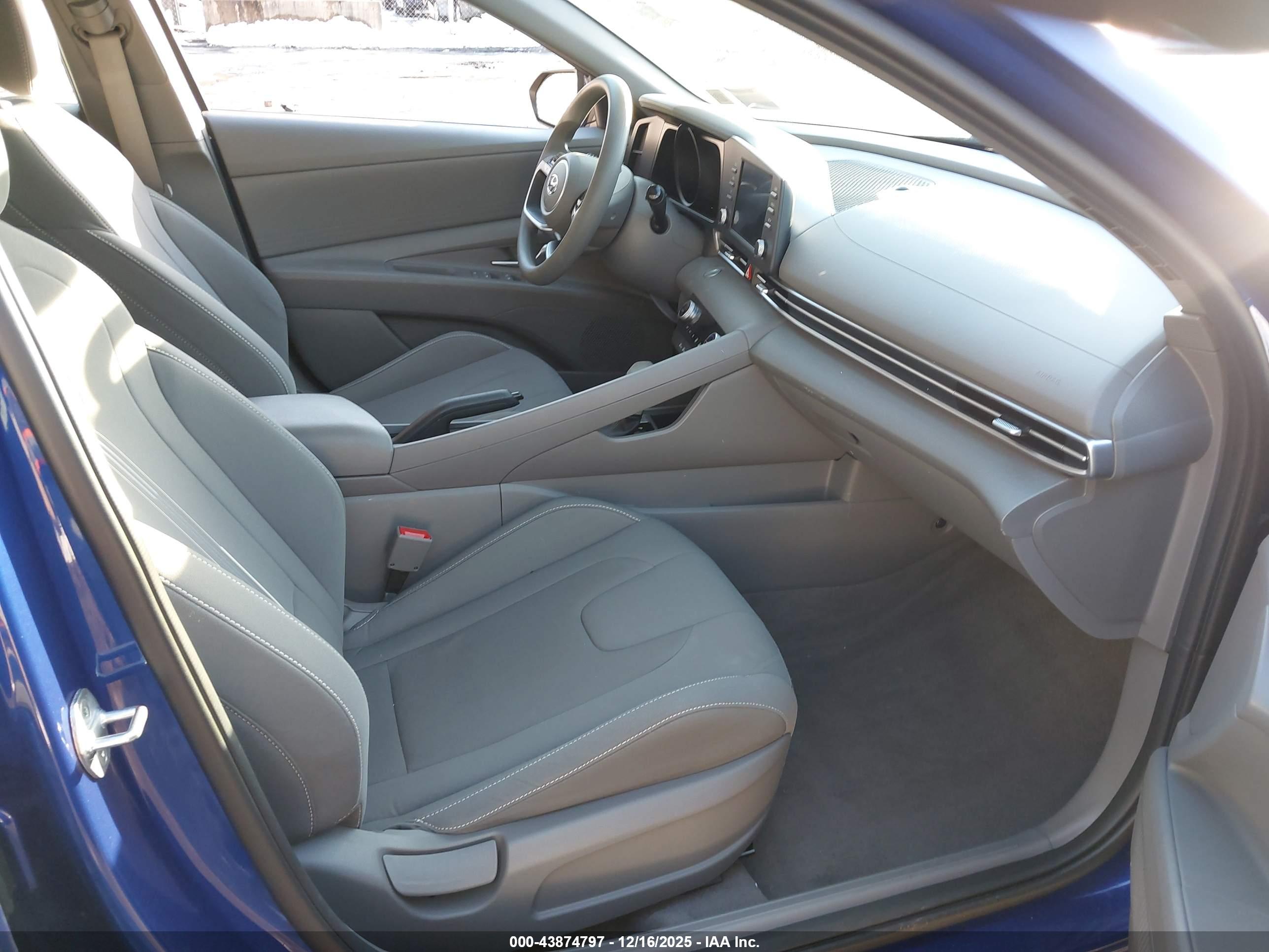 HYUNDAI ELANTRA image 5