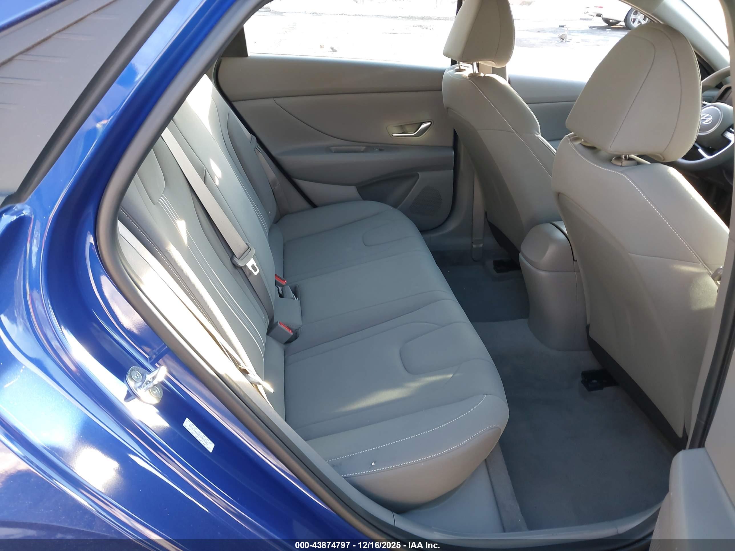 HYUNDAI ELANTRA image 8