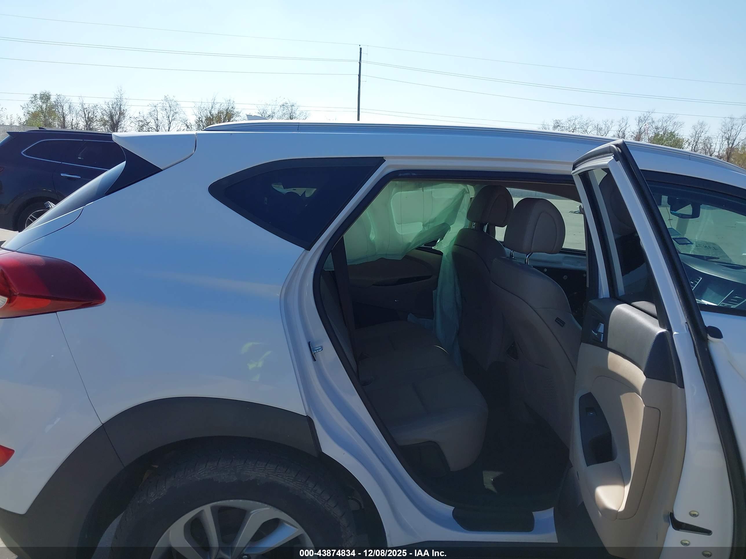 HYUNDAI TUCSON image 8