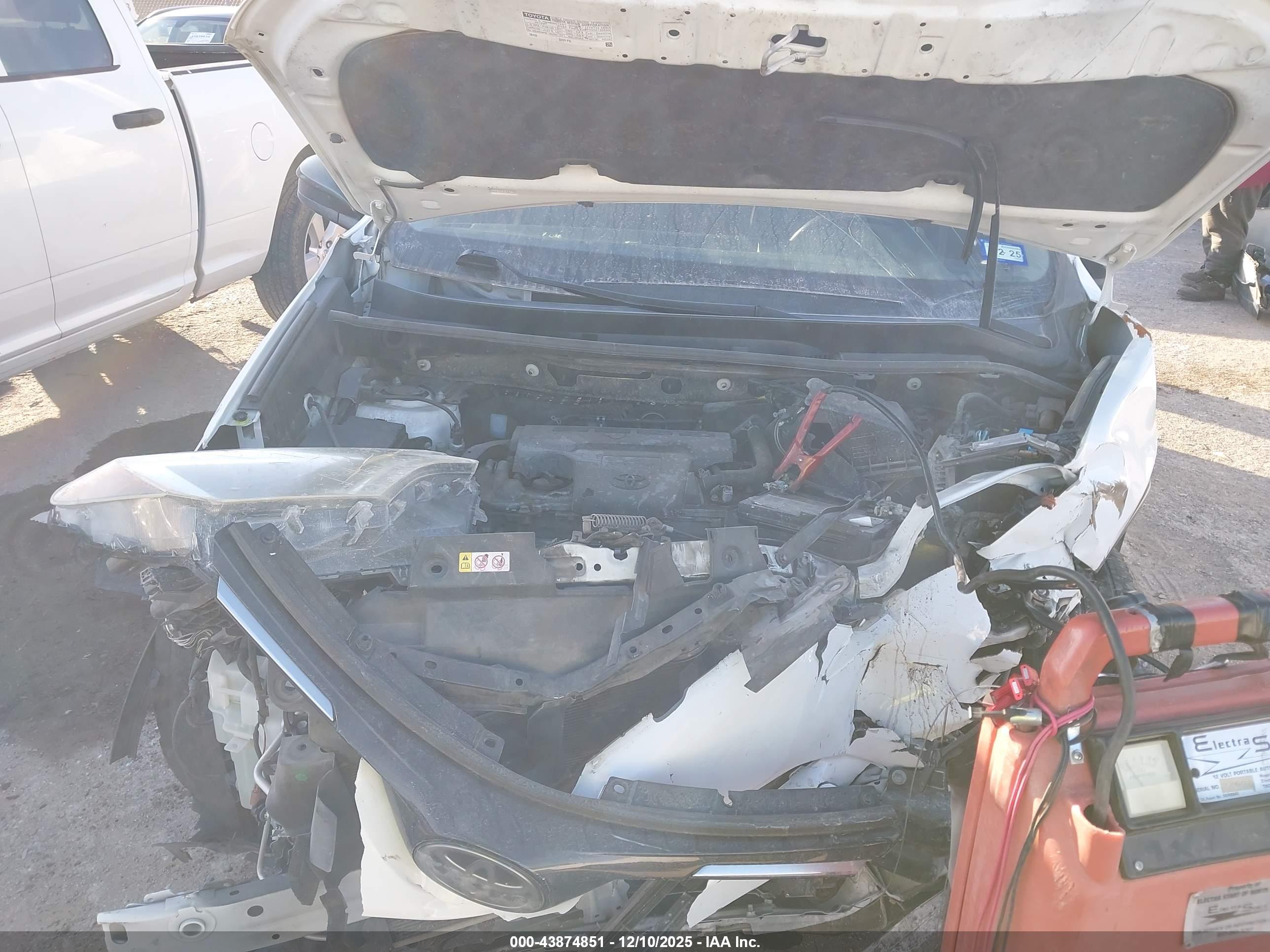 TOYOTA RAV4 image 10