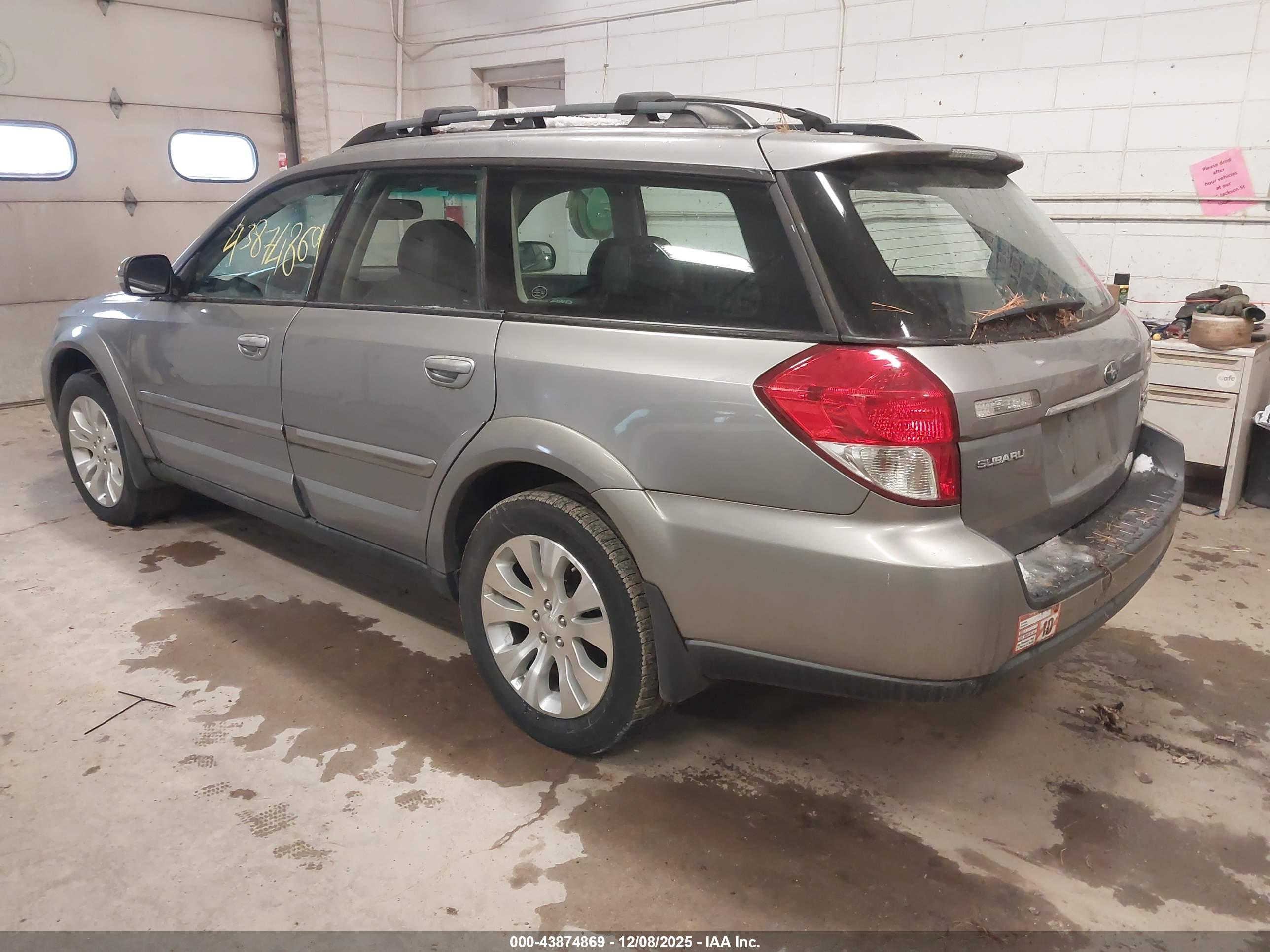 SUBARU OUTBACK image 3