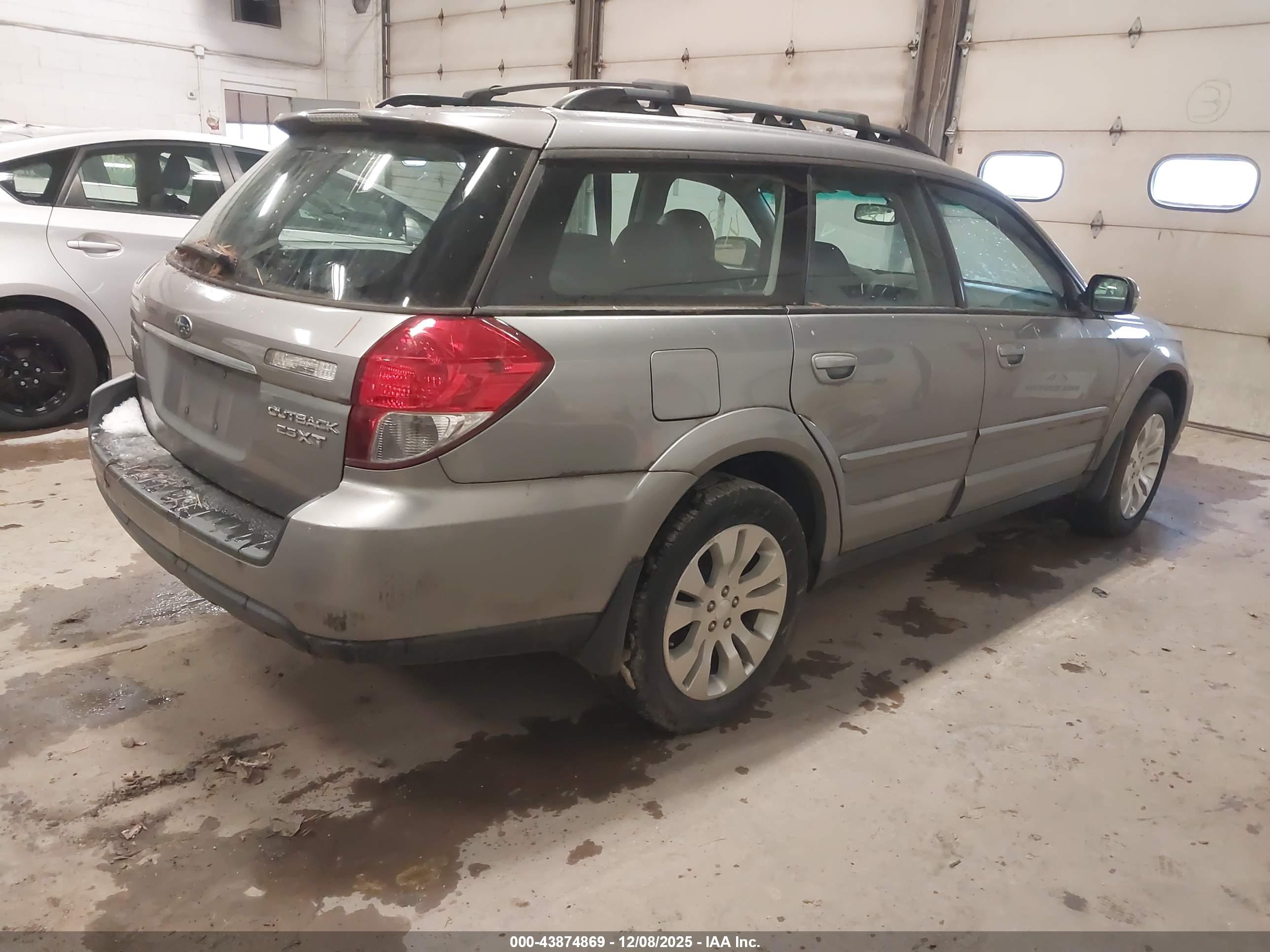 SUBARU OUTBACK image 4