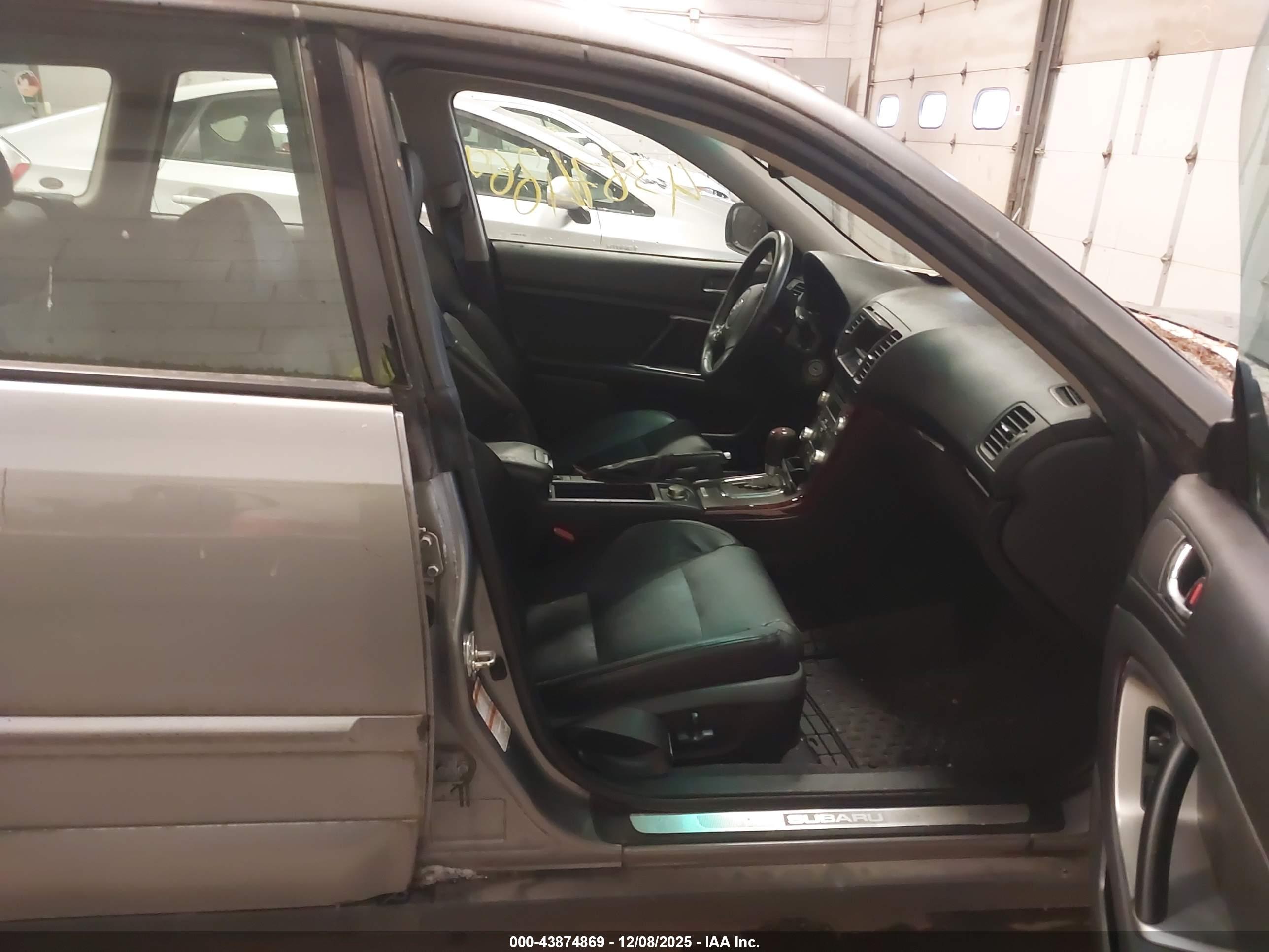 SUBARU OUTBACK image 5
