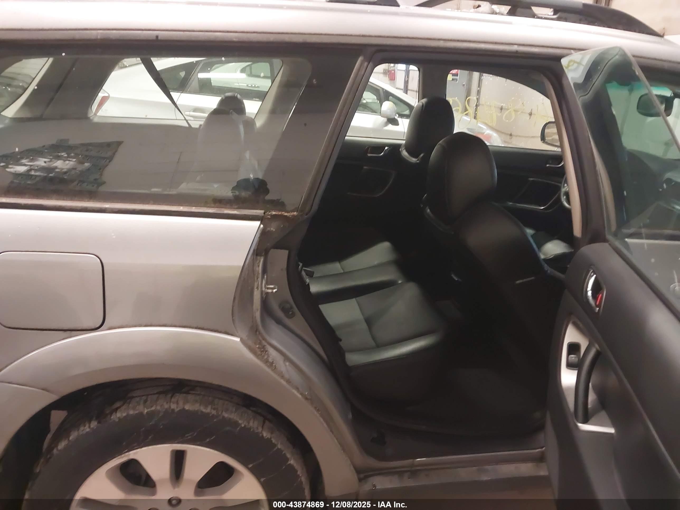 SUBARU OUTBACK image 8