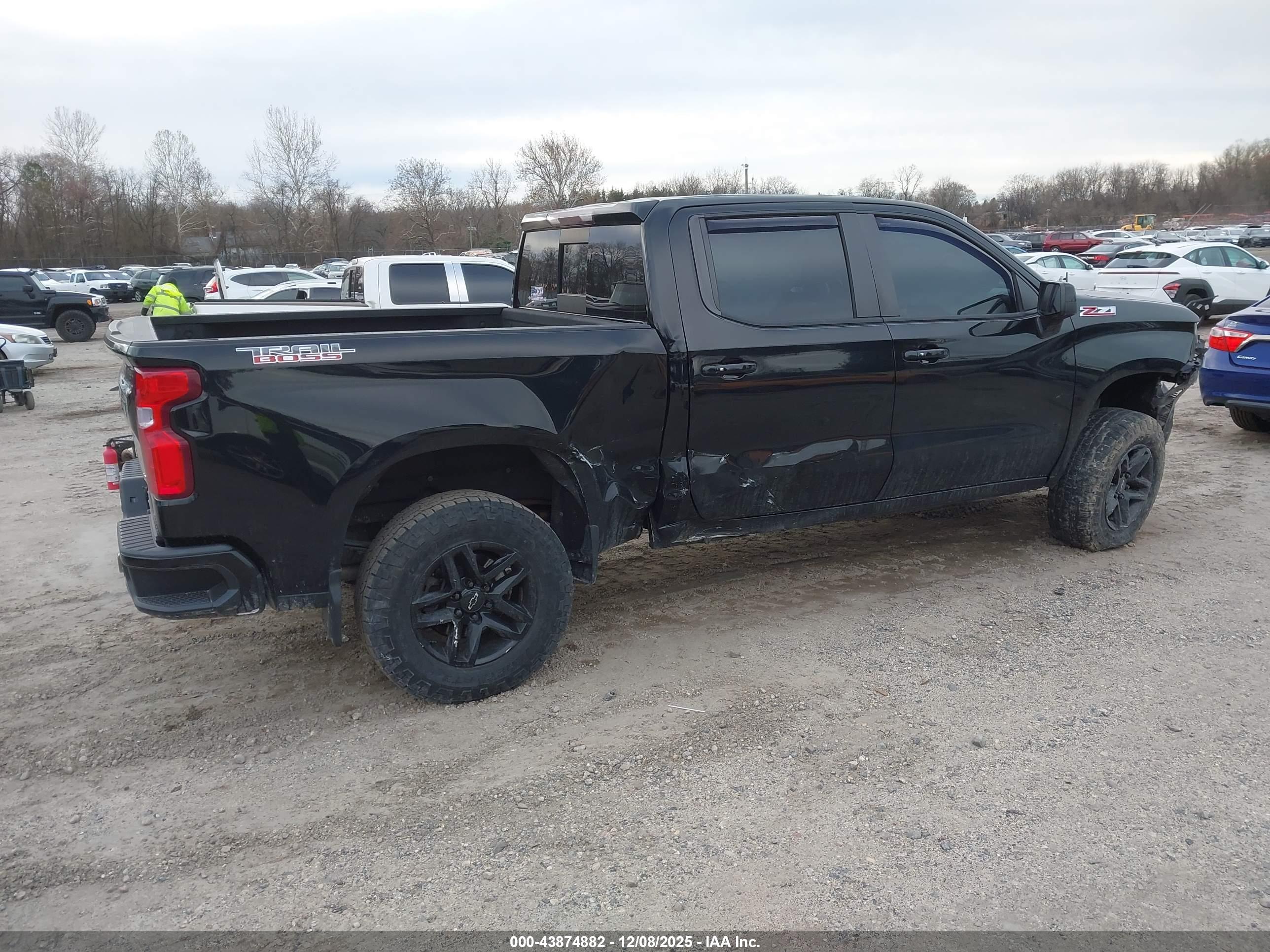 CHEVROLET SILVERADO image 4