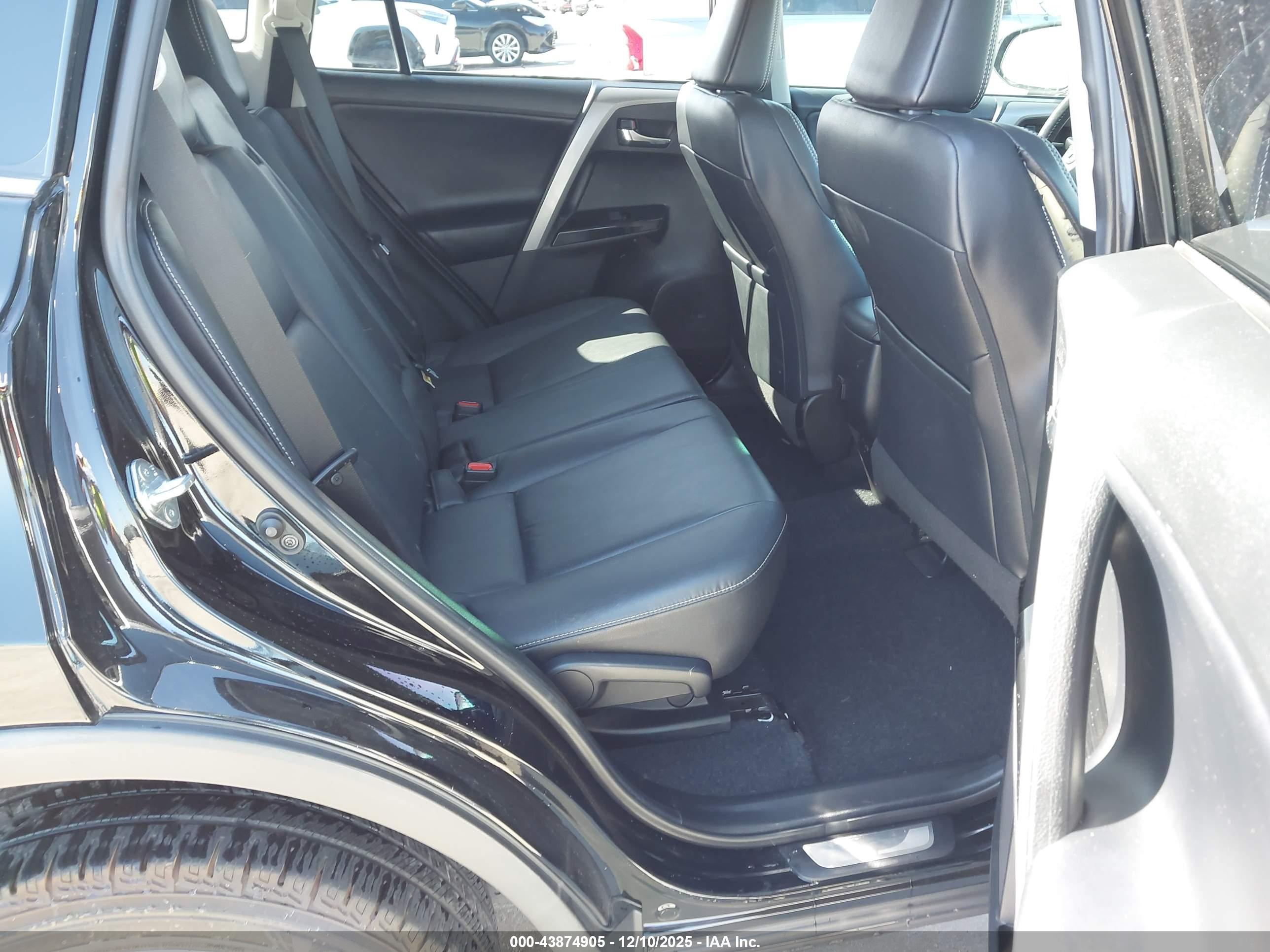 TOYOTA RAV4 image 8