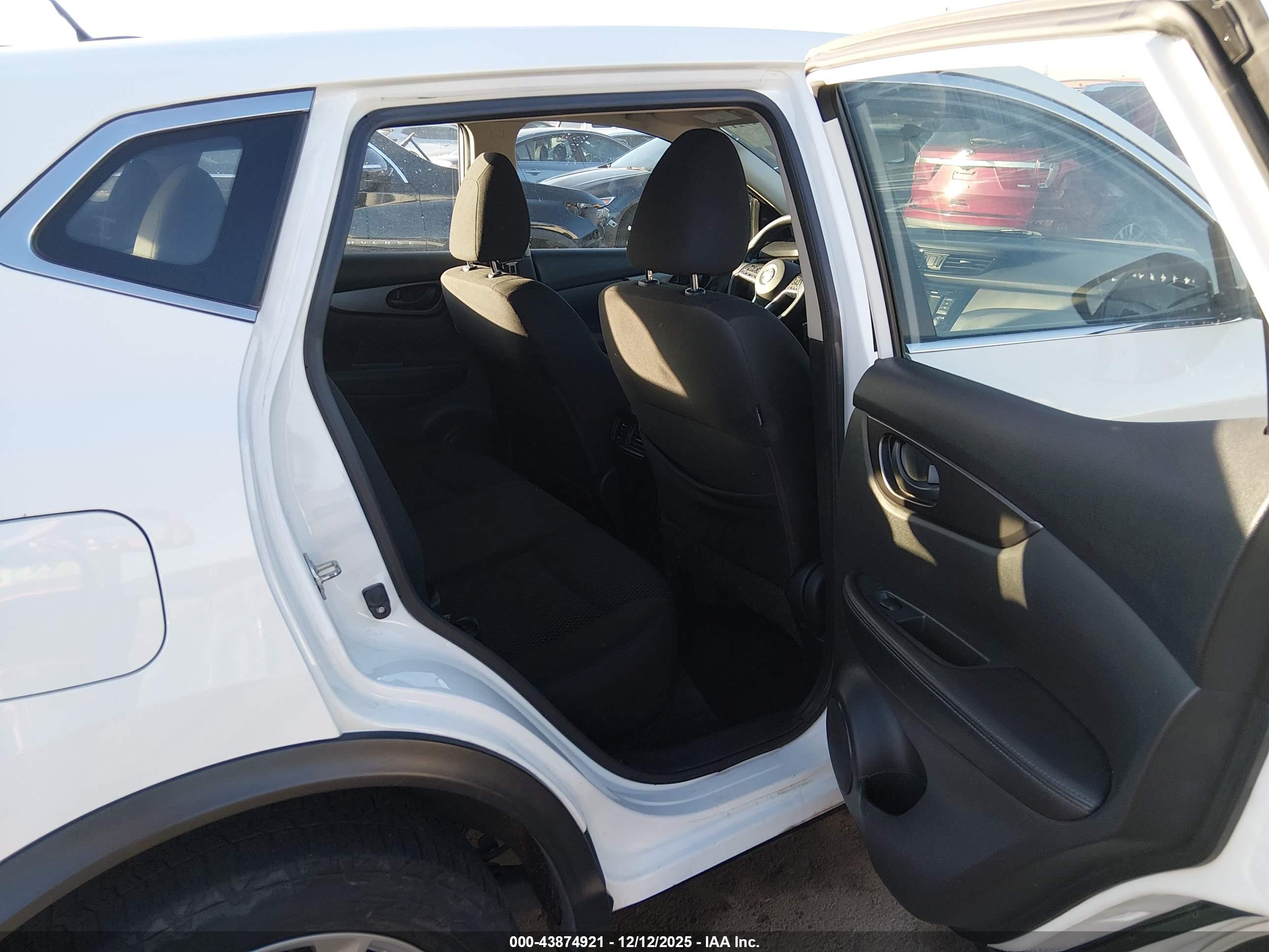 NISSAN ROGUE image 8