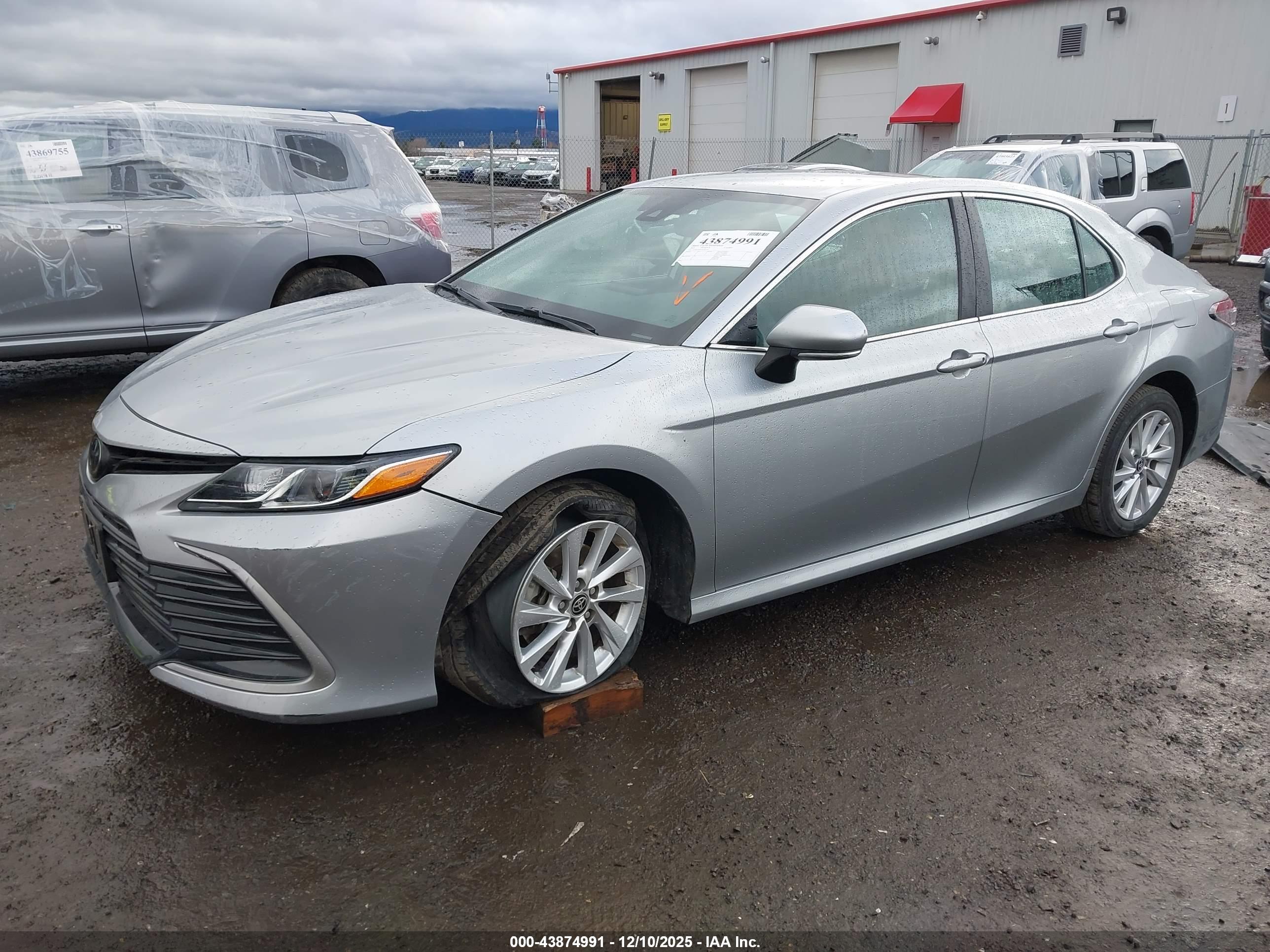 TOYOTA CAMRY image 2