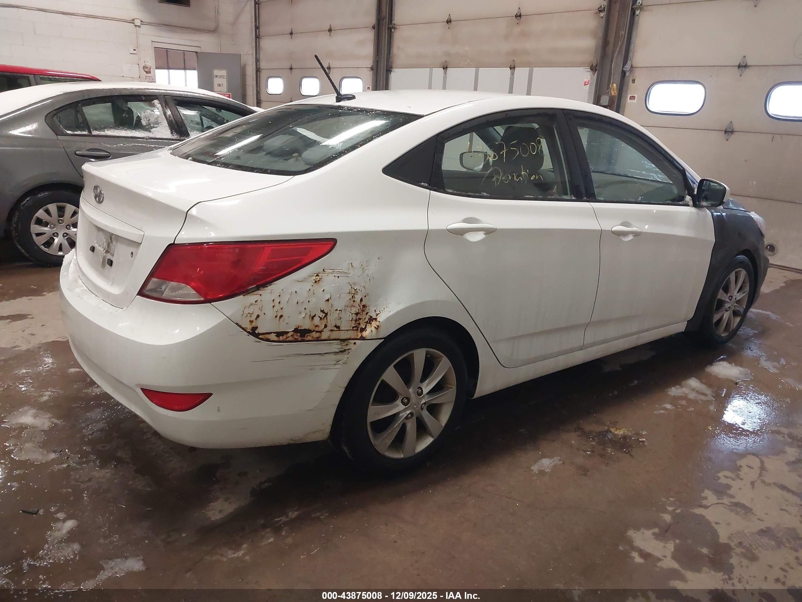 HYUNDAI ACCENT image 4