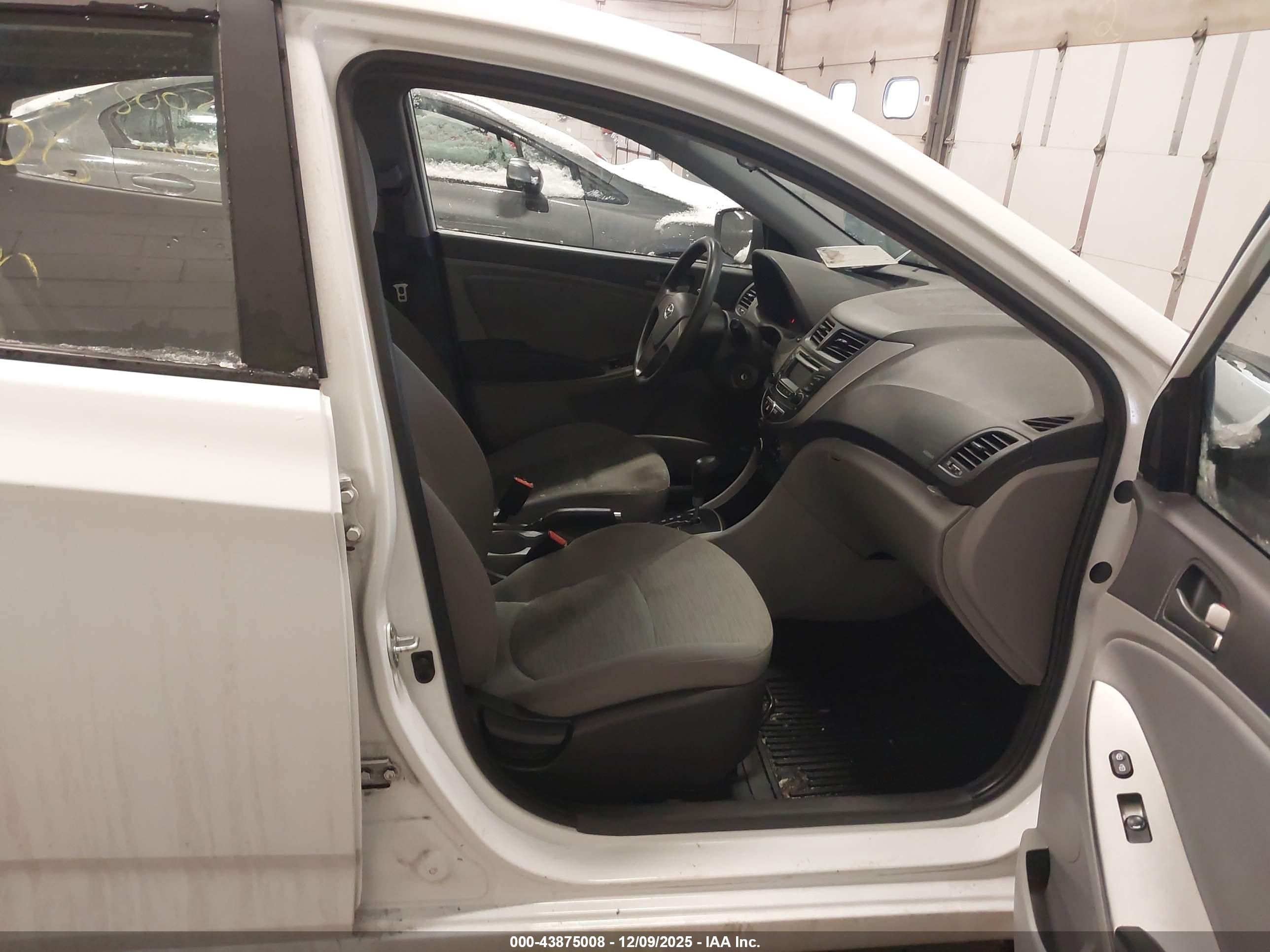 HYUNDAI ACCENT image 5
