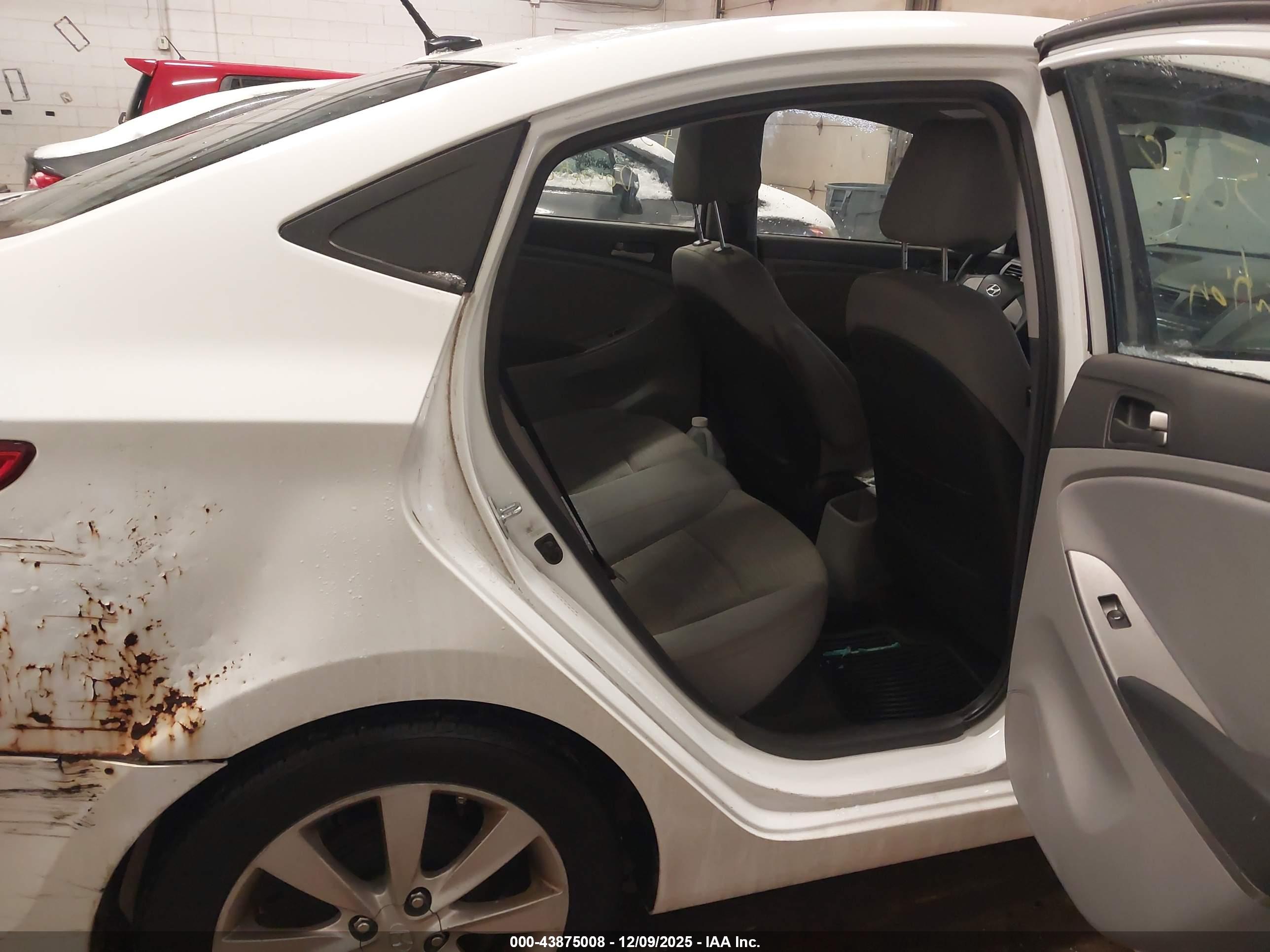 HYUNDAI ACCENT image 8