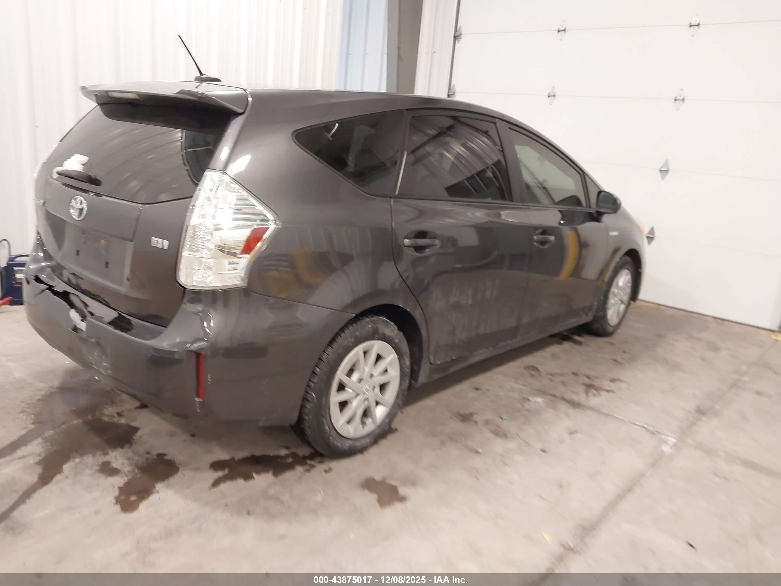 TOYOTA PRIUS image 4
