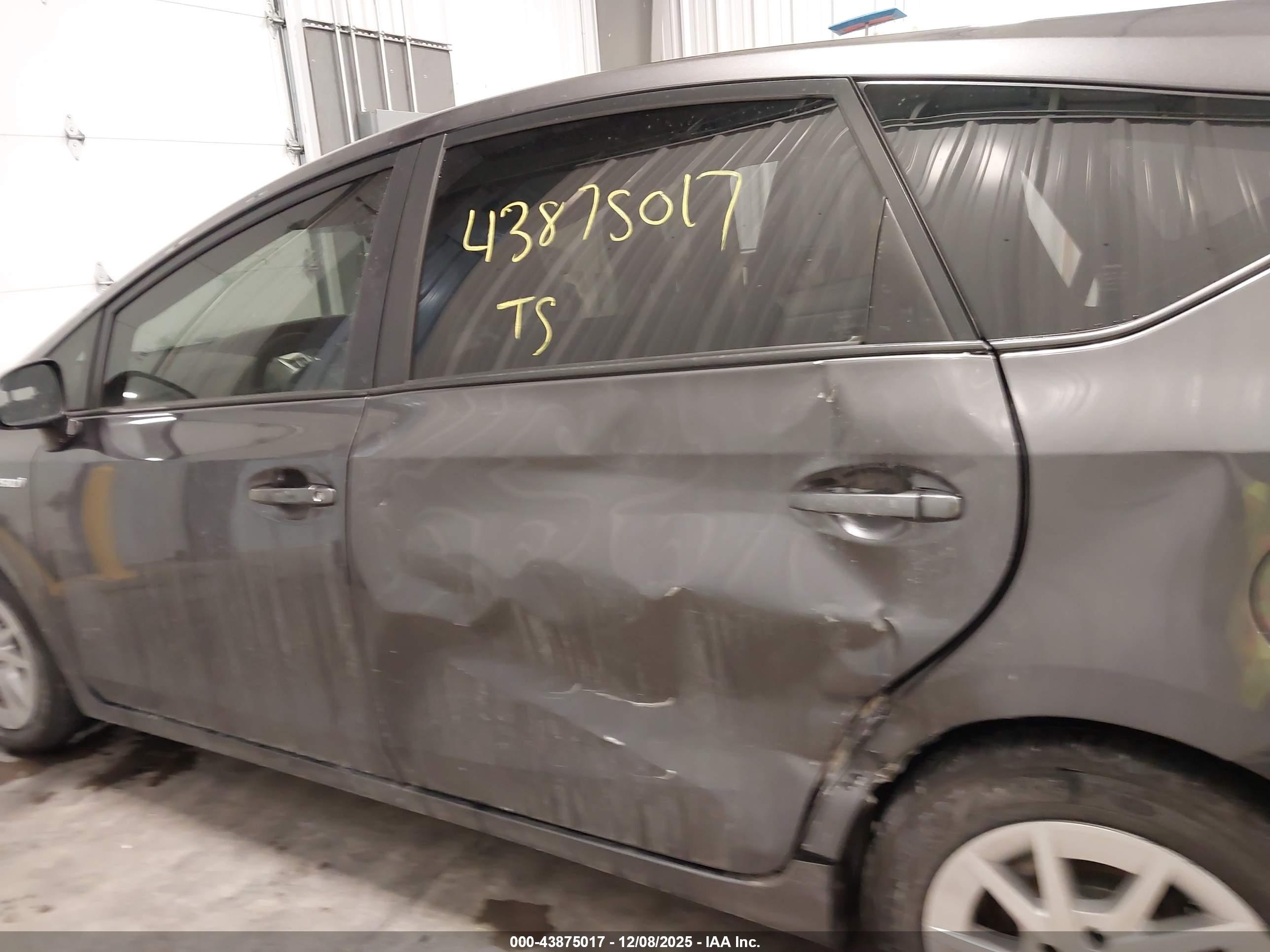 TOYOTA PRIUS image 6