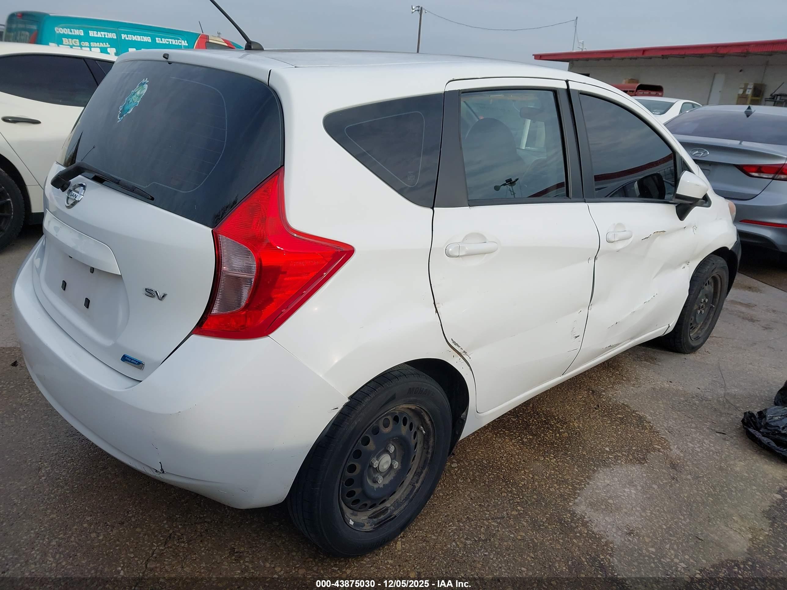 NISSAN VERSA image 4