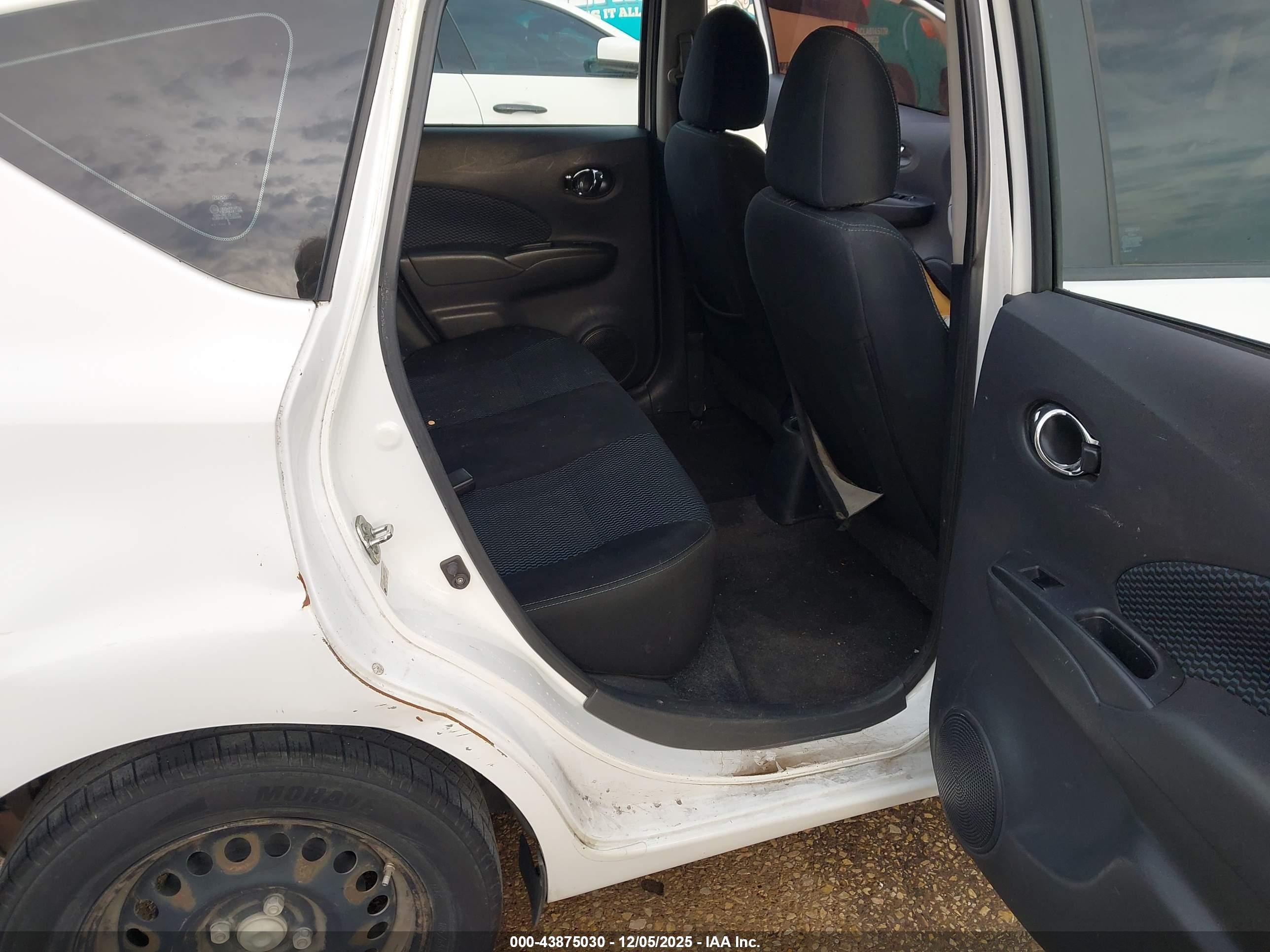 NISSAN VERSA image 8