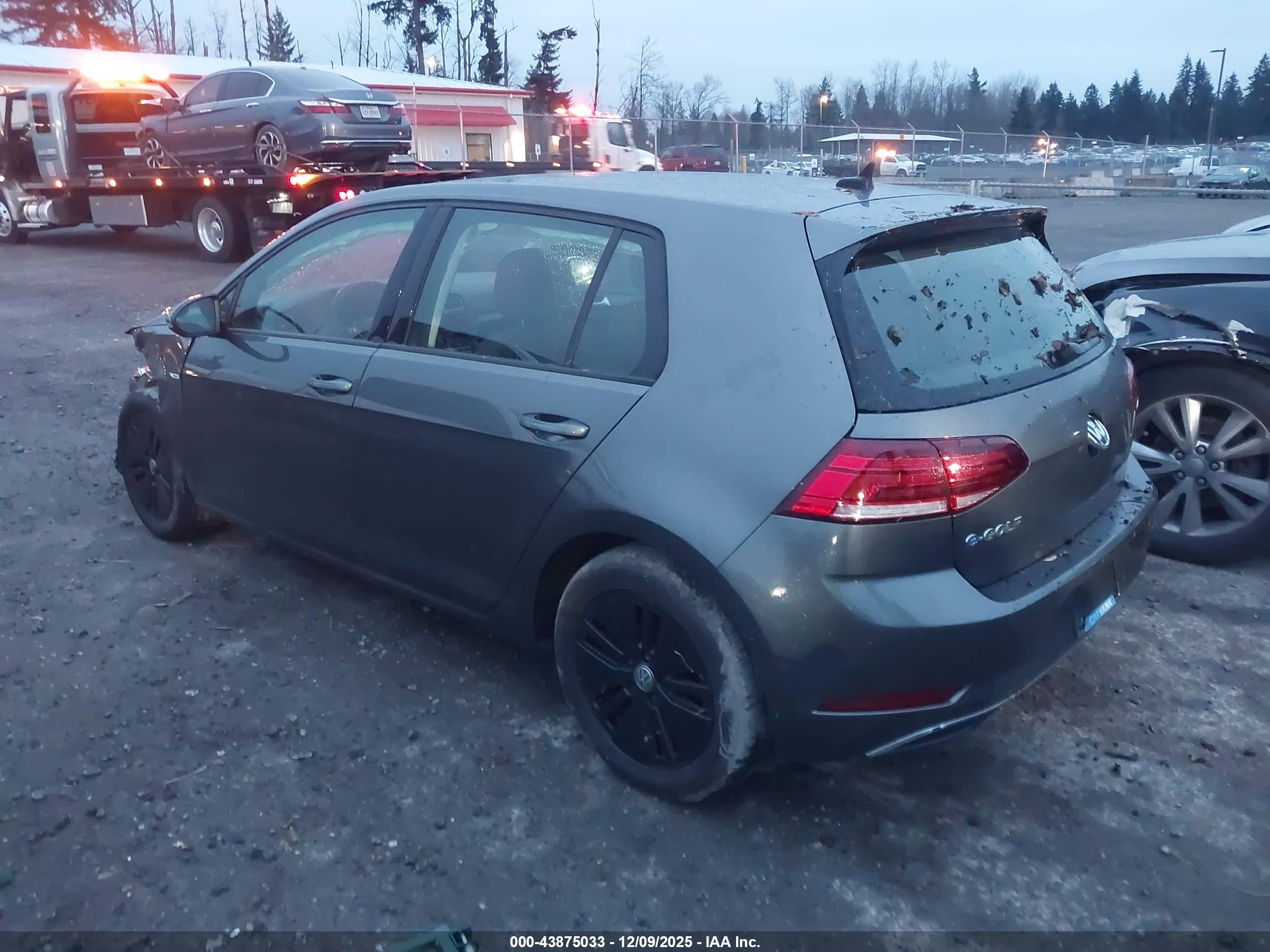 VOLKSWAGEN E-GOLF image 3