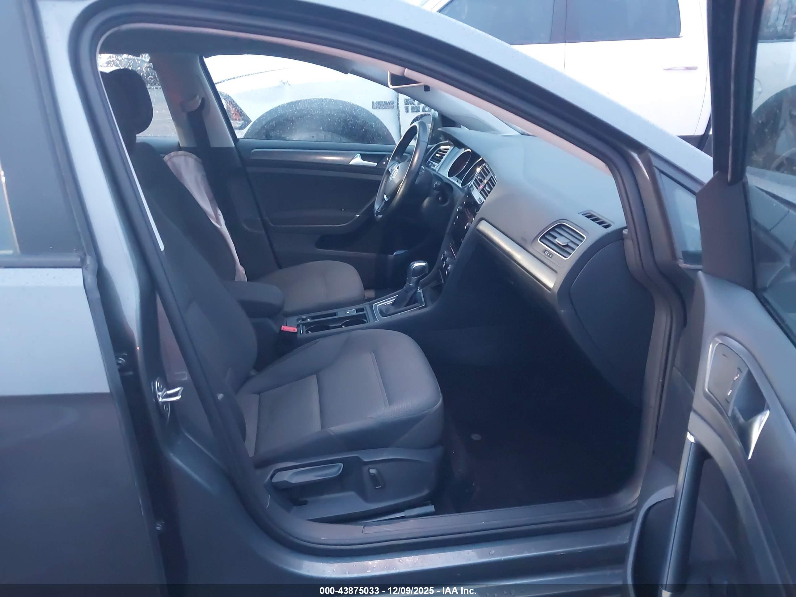 VOLKSWAGEN E-GOLF image 5