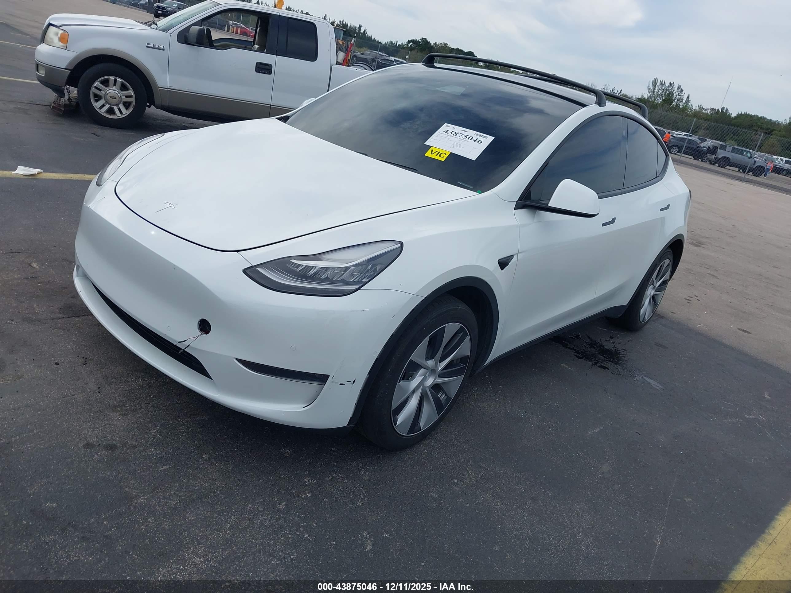 TESLA MODEL image 2