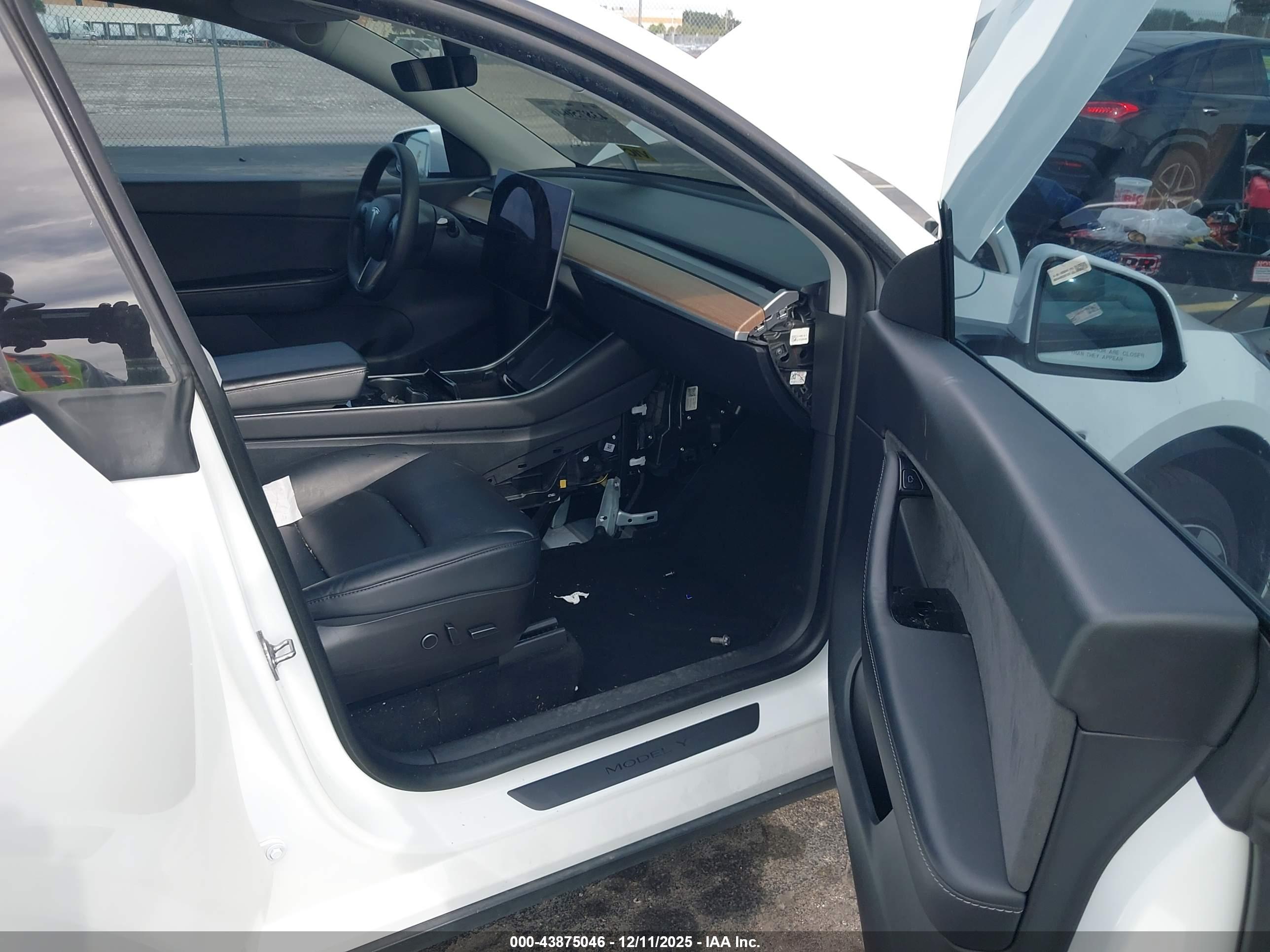 TESLA MODEL image 5