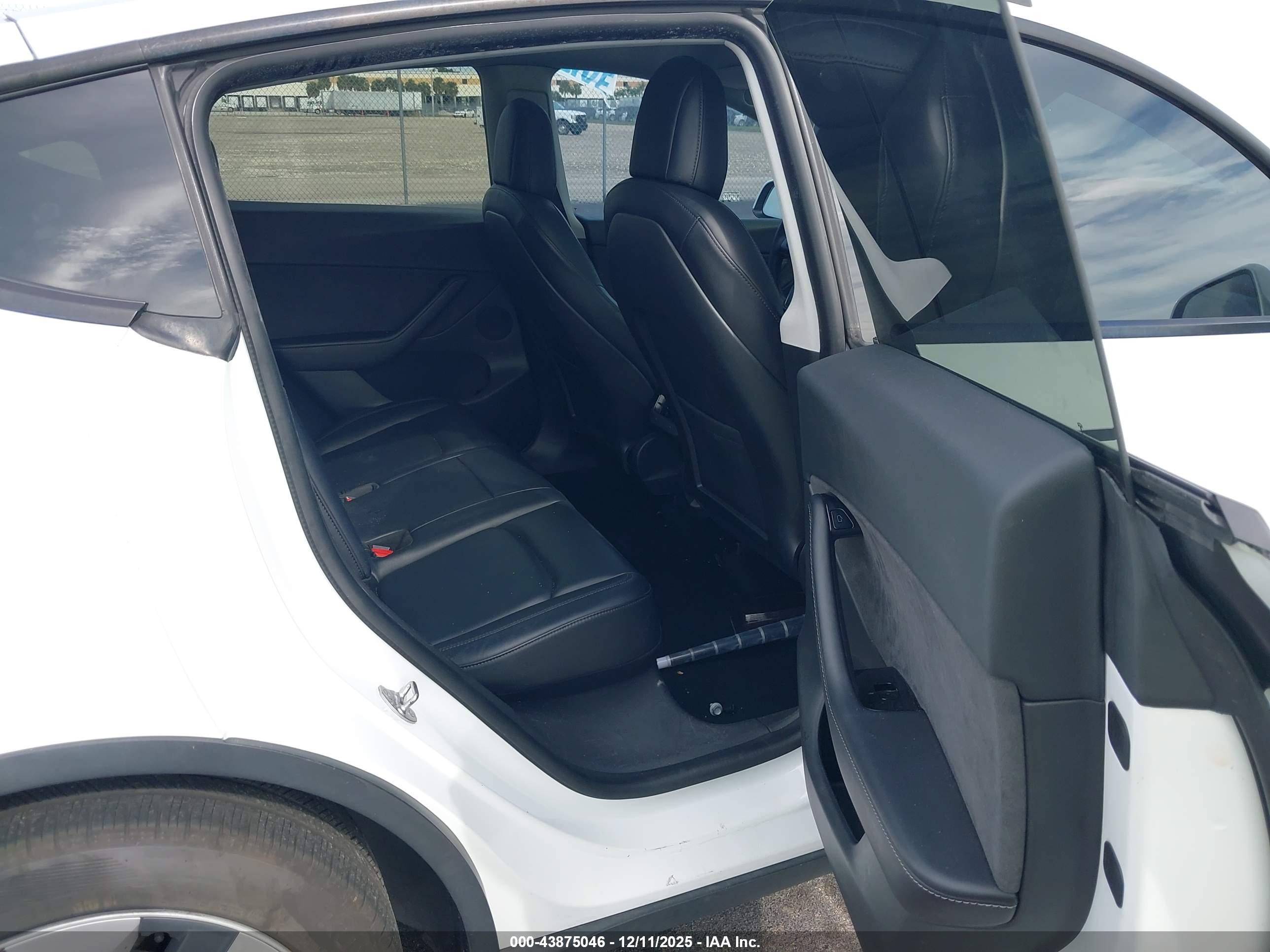 TESLA MODEL image 8