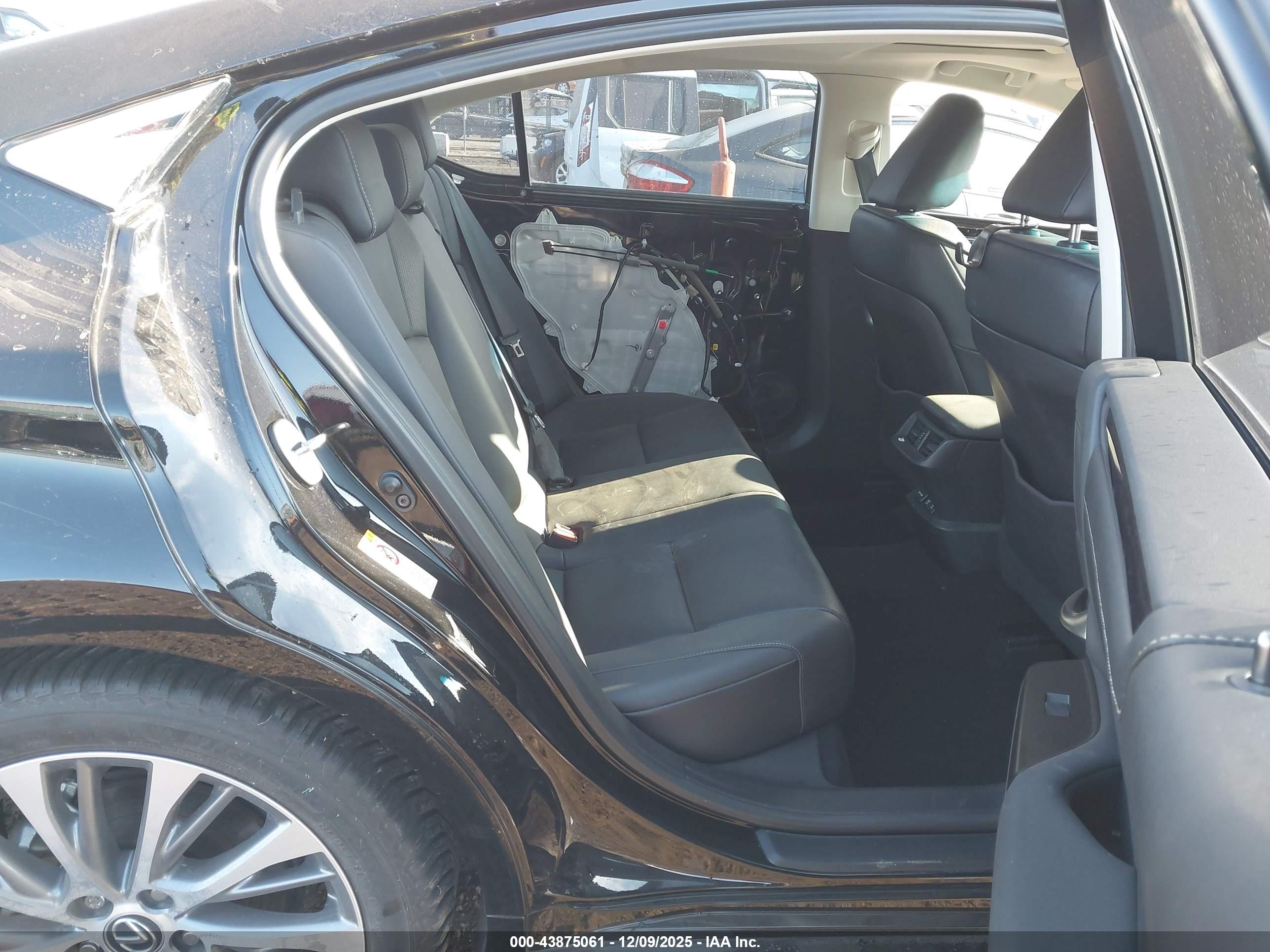 LEXUS ES image 8