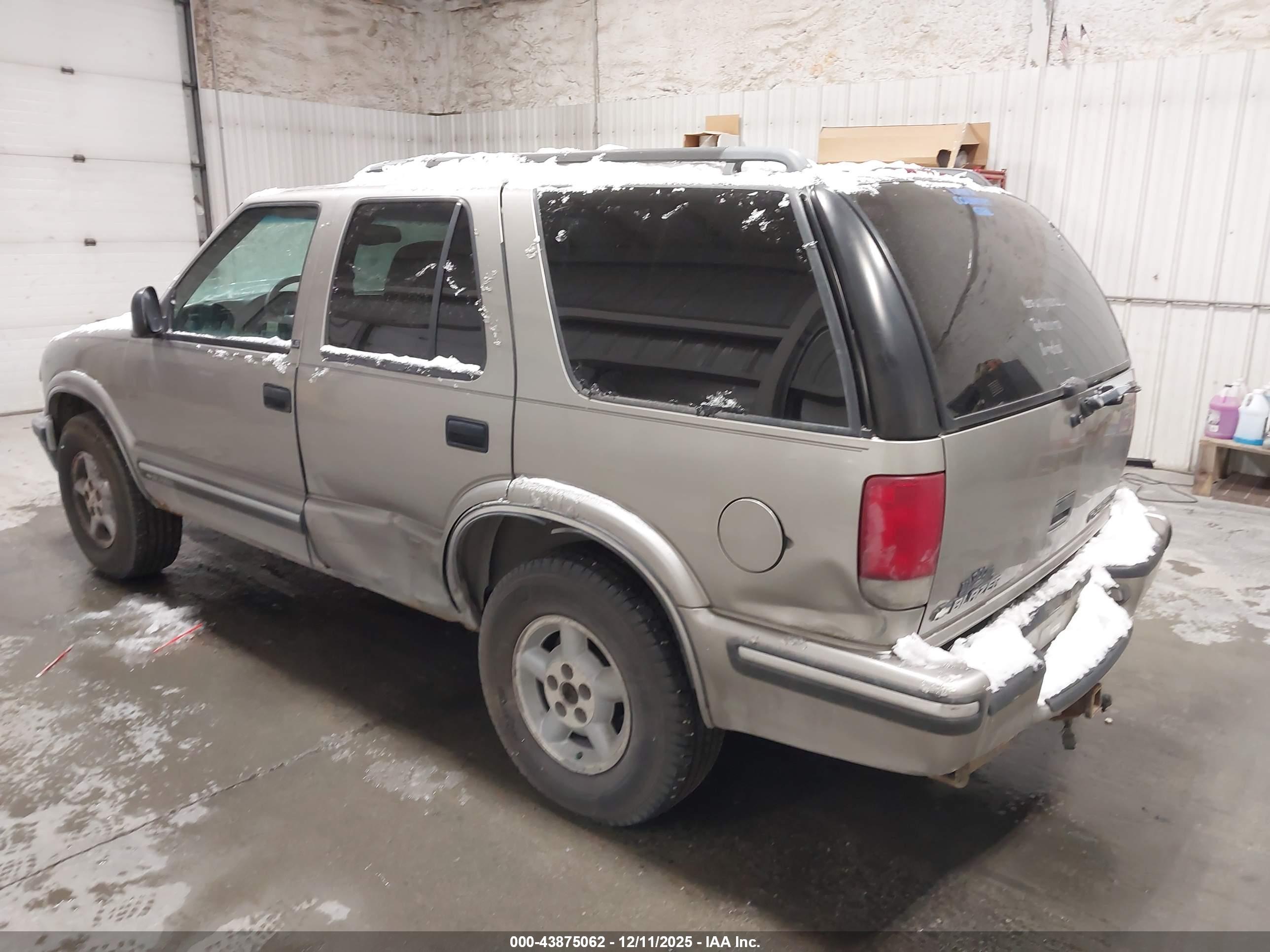 CHEVROLET BLAZER image 3