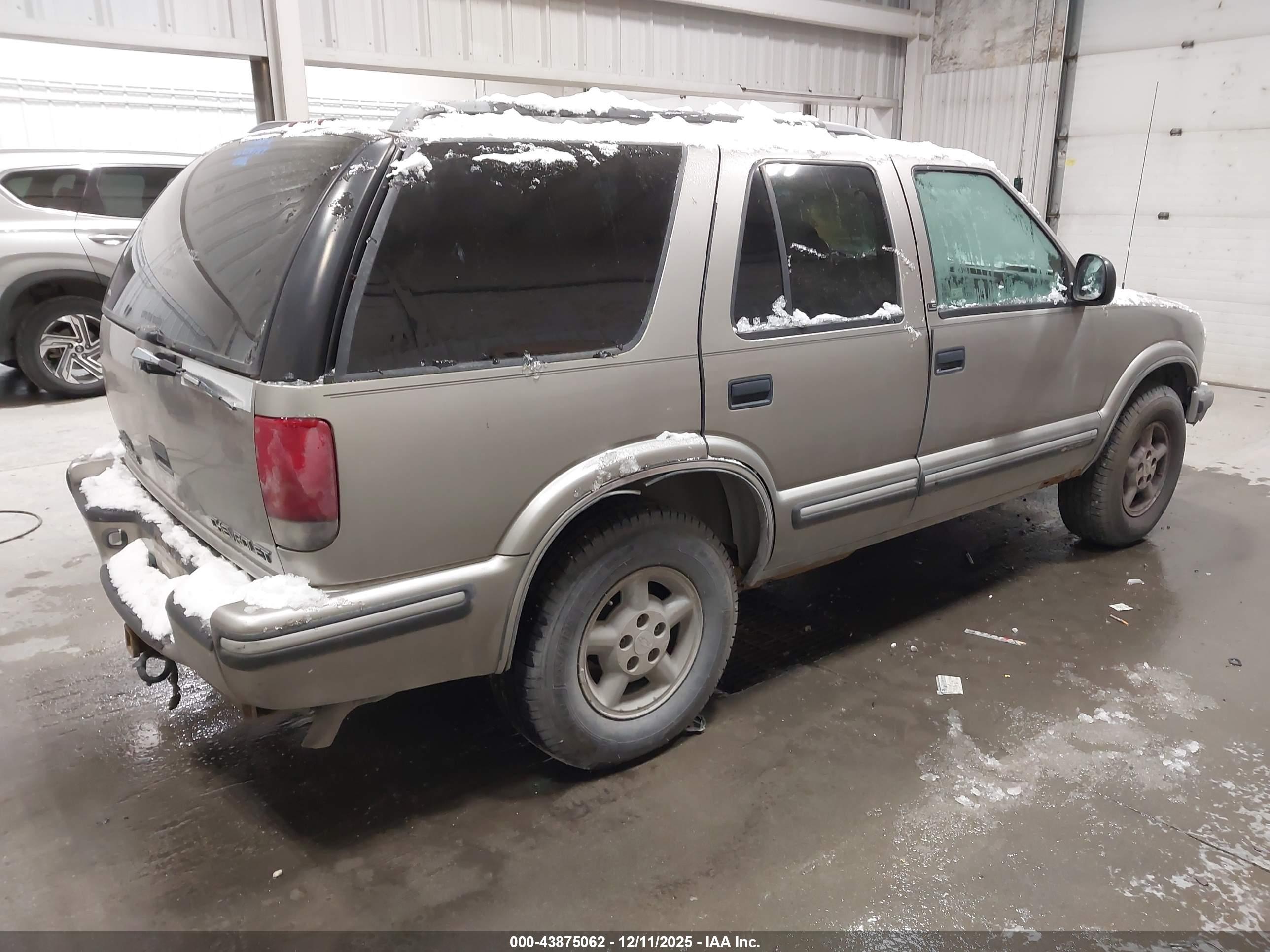 CHEVROLET BLAZER image 4
