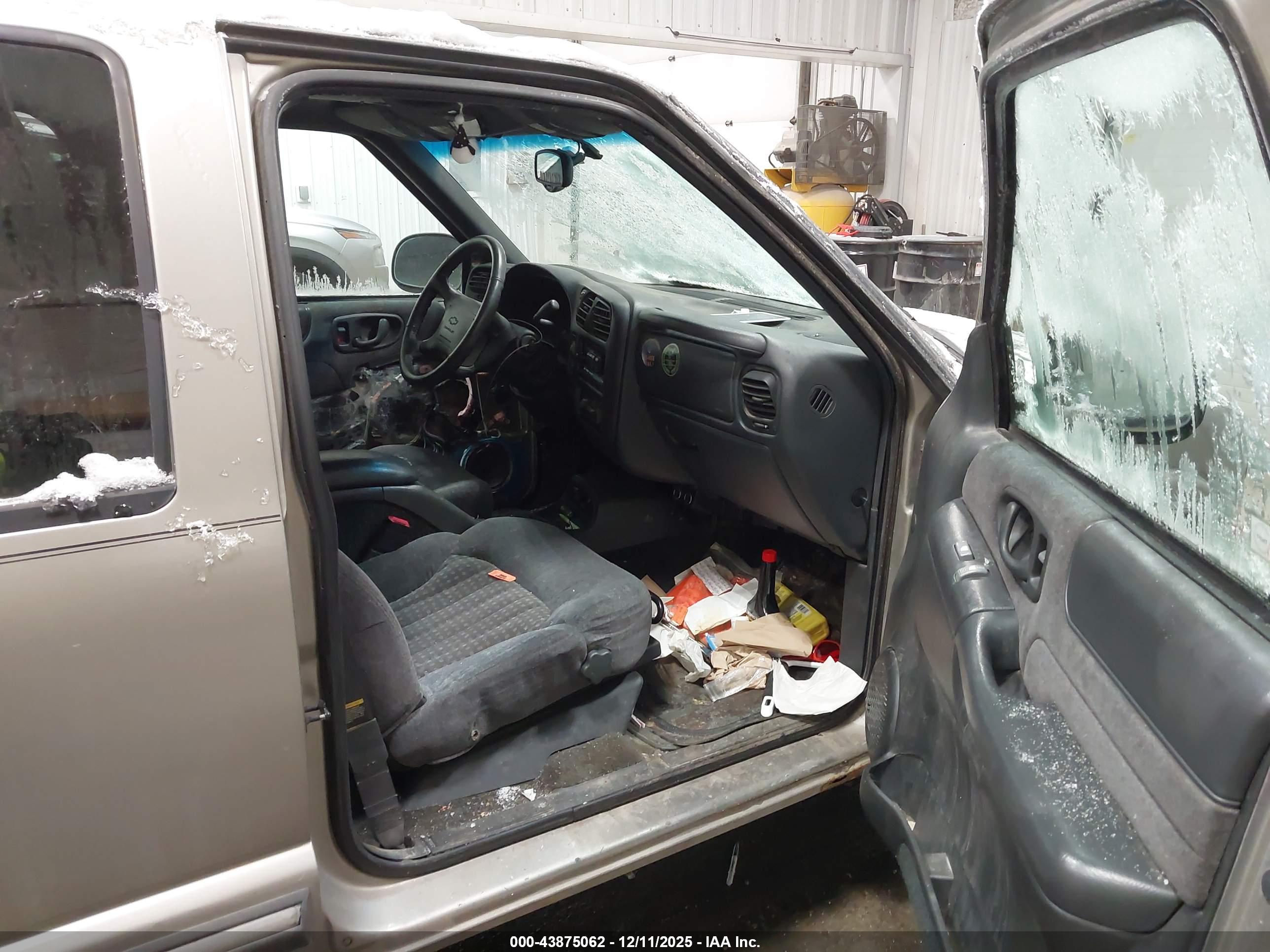 CHEVROLET BLAZER image 5