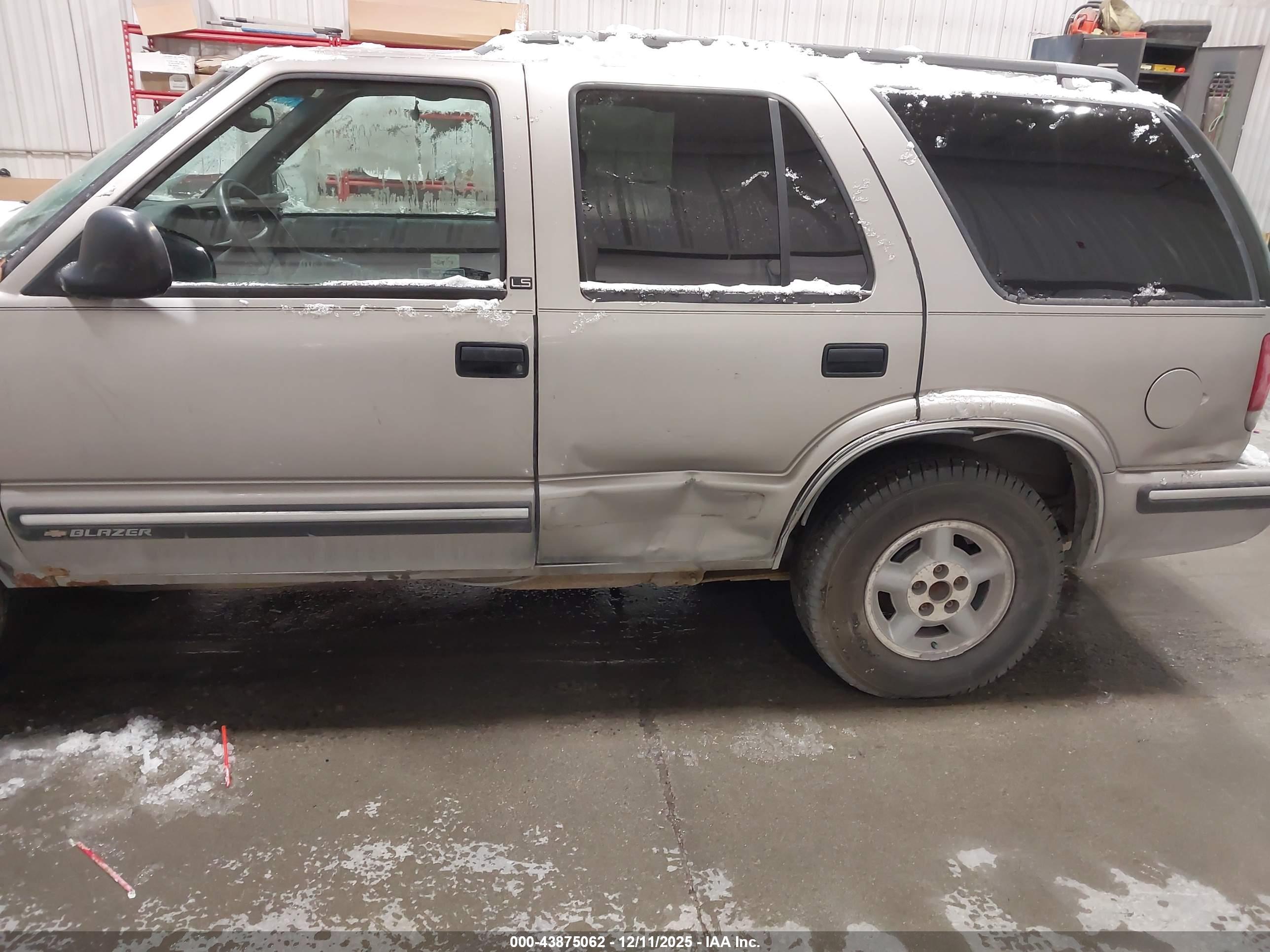 CHEVROLET BLAZER image 6