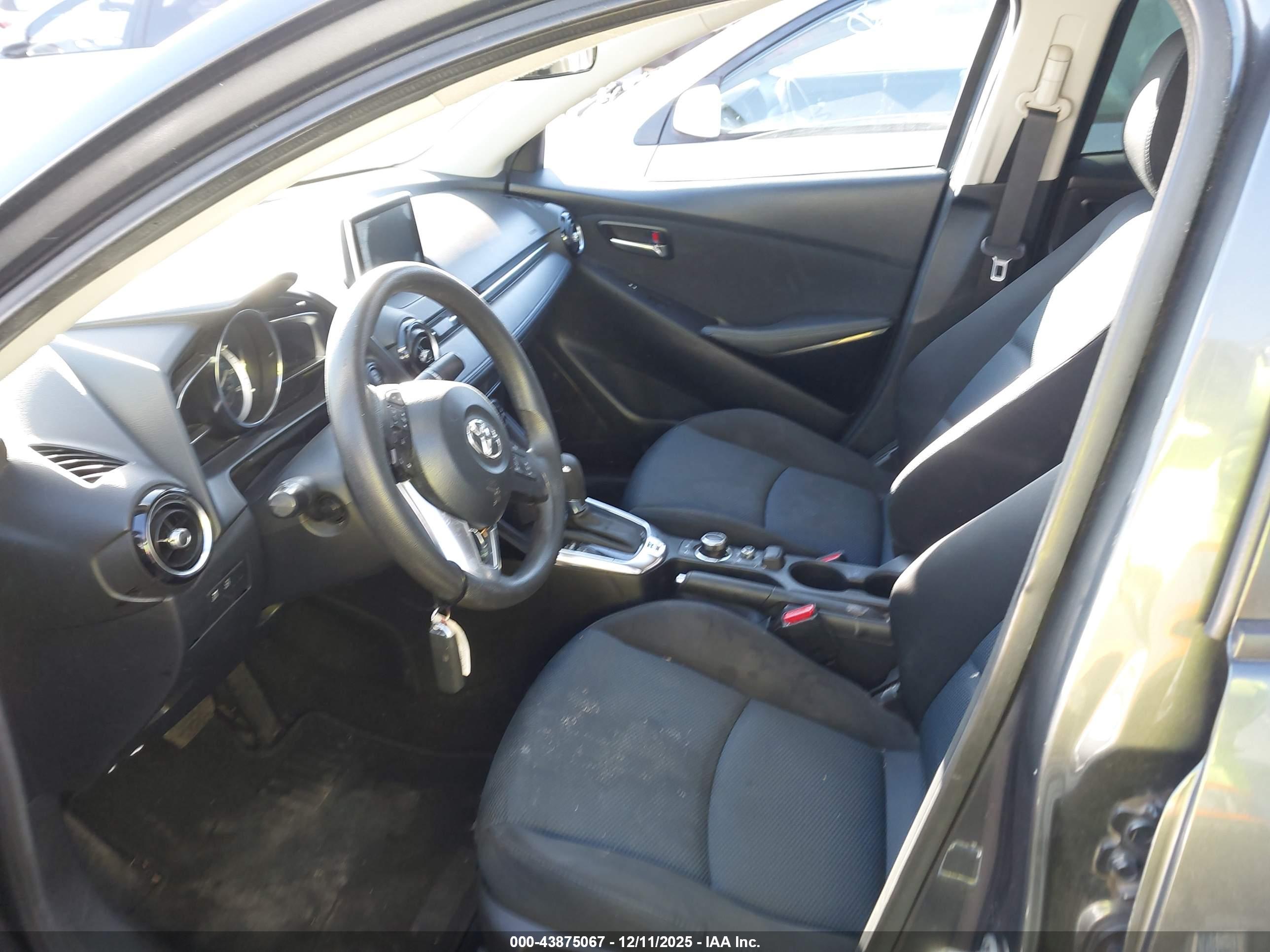 TOYOTA YARIS image 5
