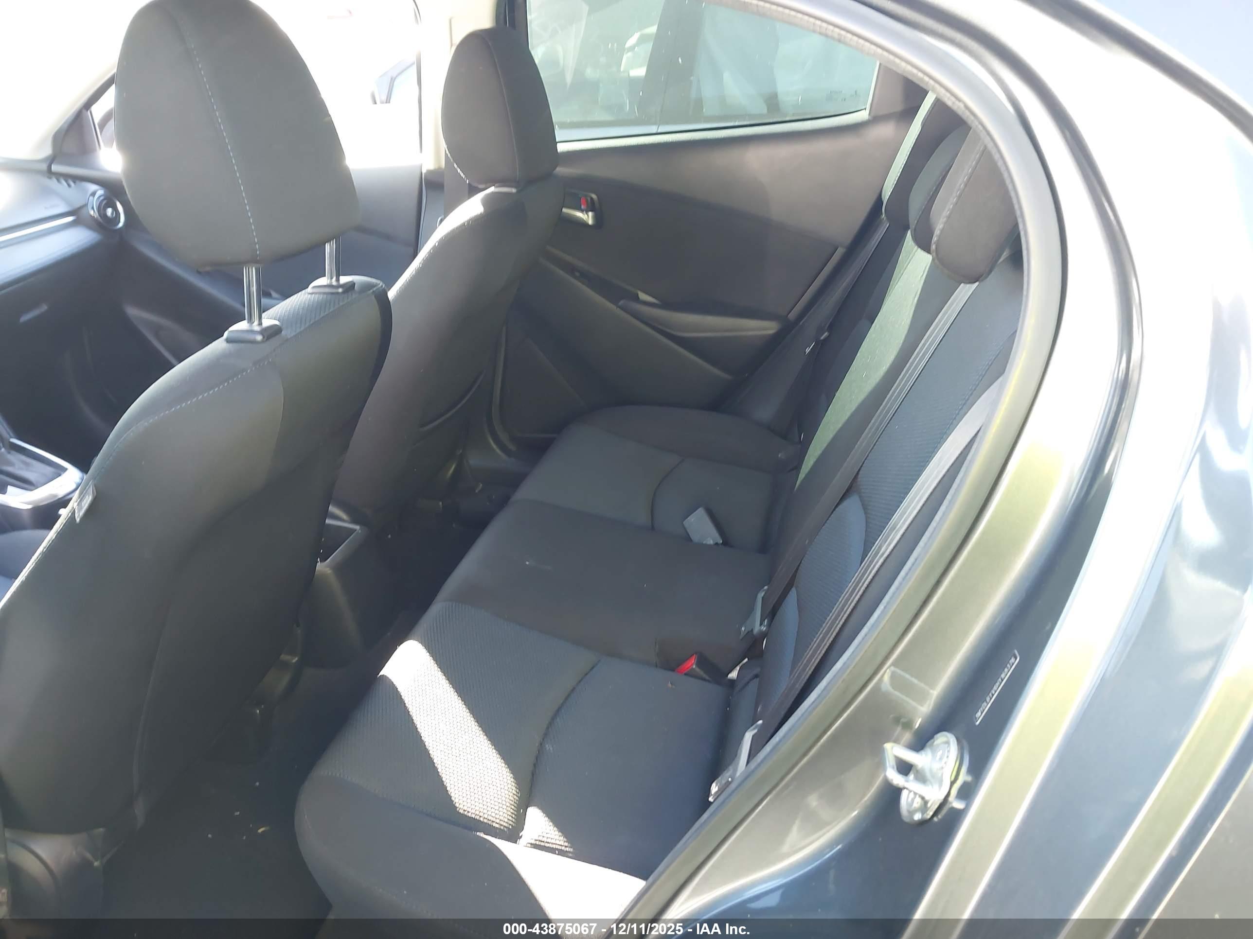 TOYOTA YARIS image 8