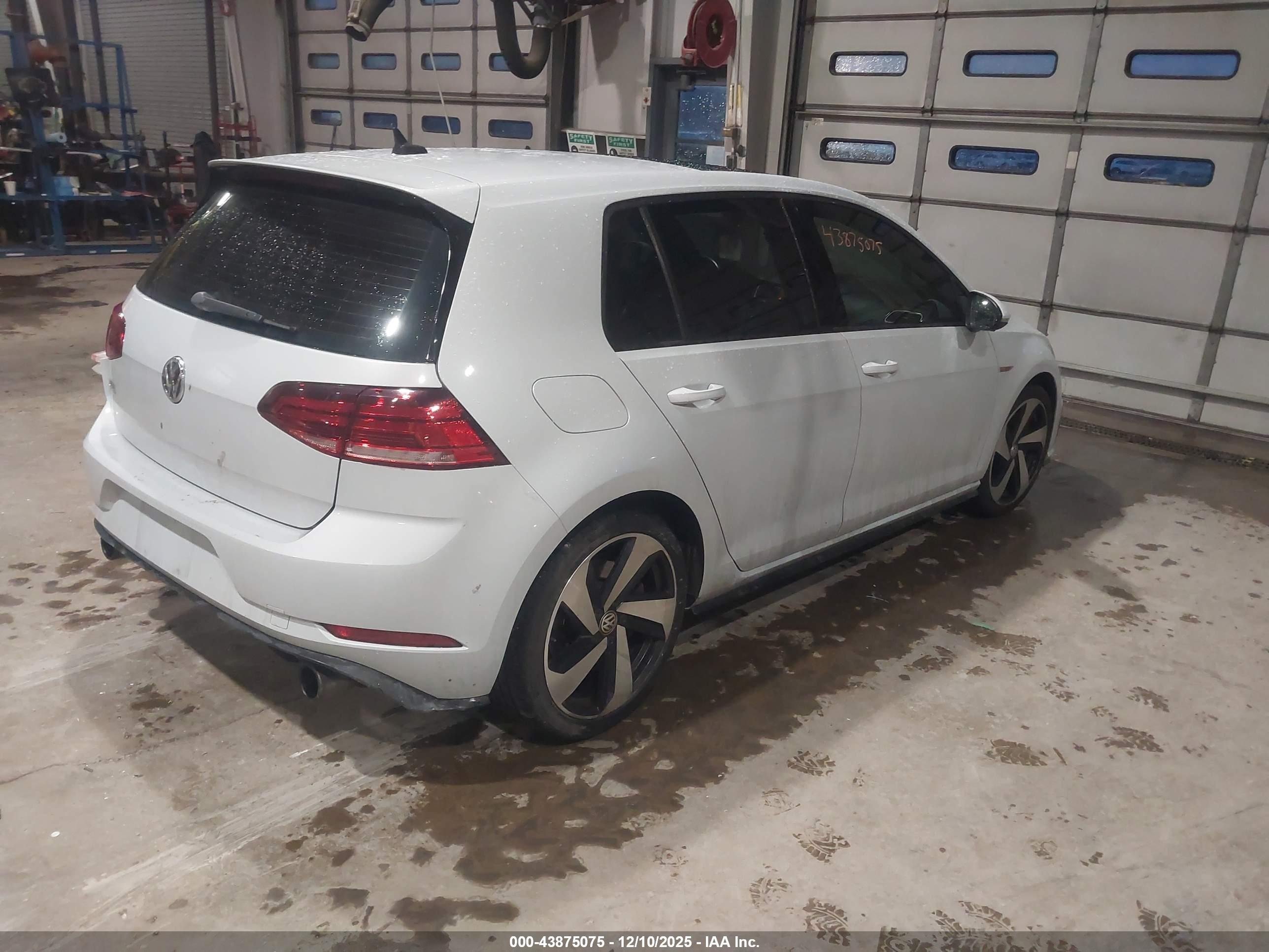 VOLKSWAGEN GOLF image 4